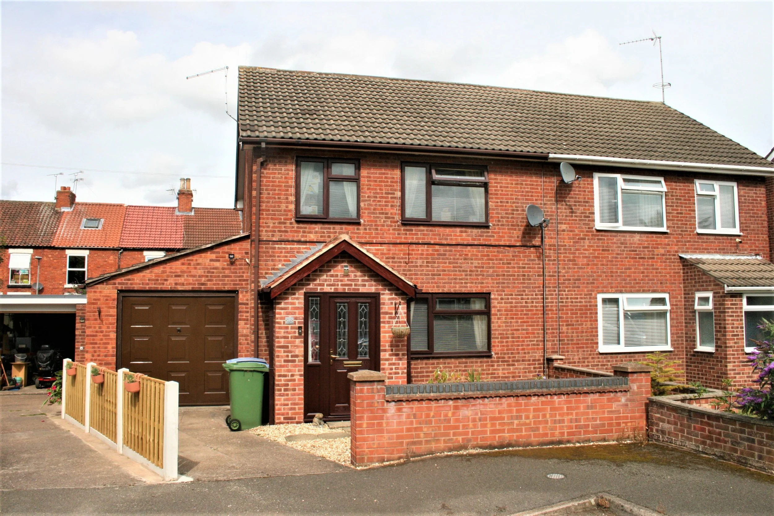 FOR SALE: Reduced for early sale  16 WHITEHALL GARDENS, RETFORD, NOTTS, DN22 6JH
