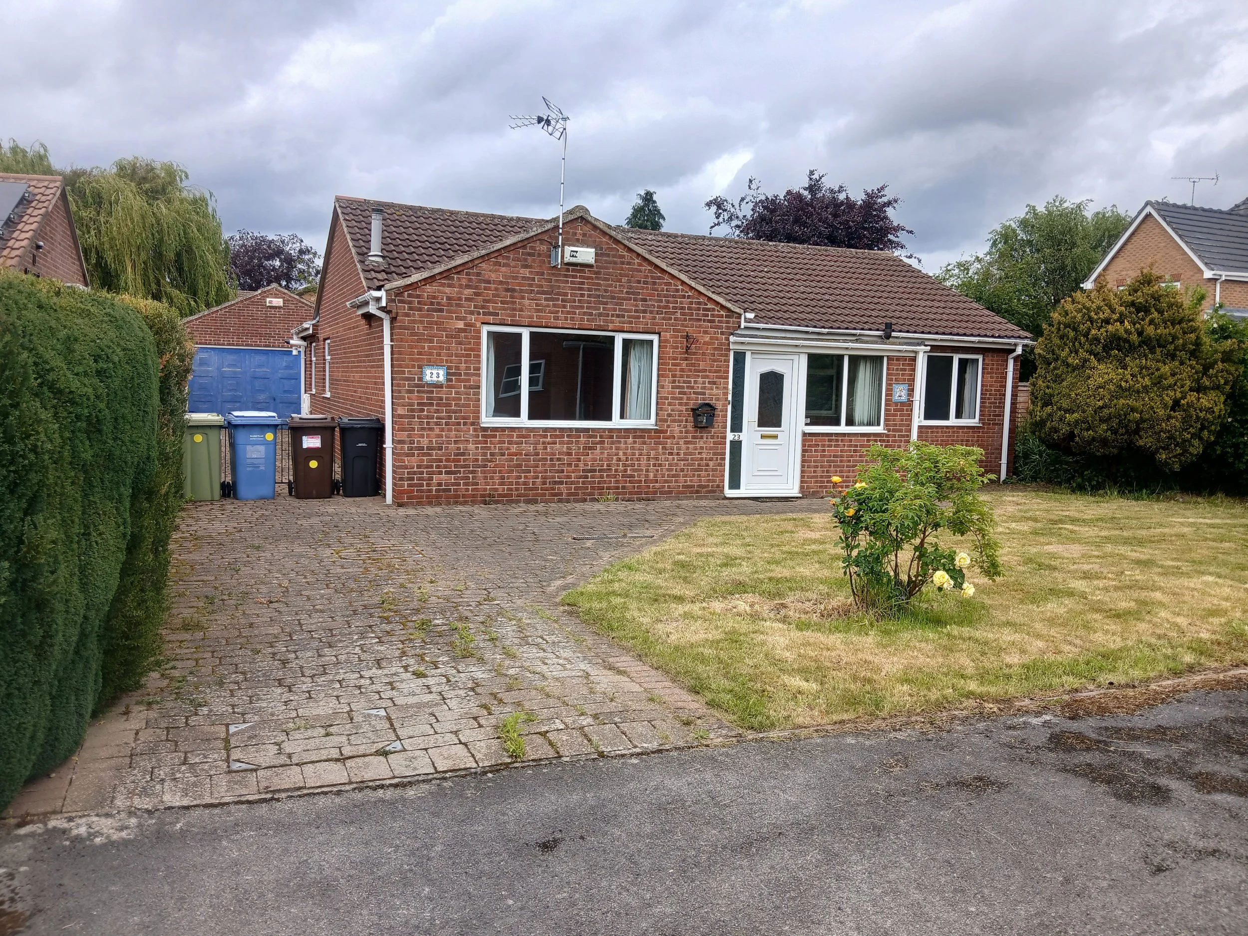 FOR SALE:    23 St Saviours Close, Retford, Notts, DN22 6SA 