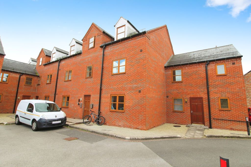 TOET: 8 Carlilse Mews, Gainsborough Lincs, DN21  2HW