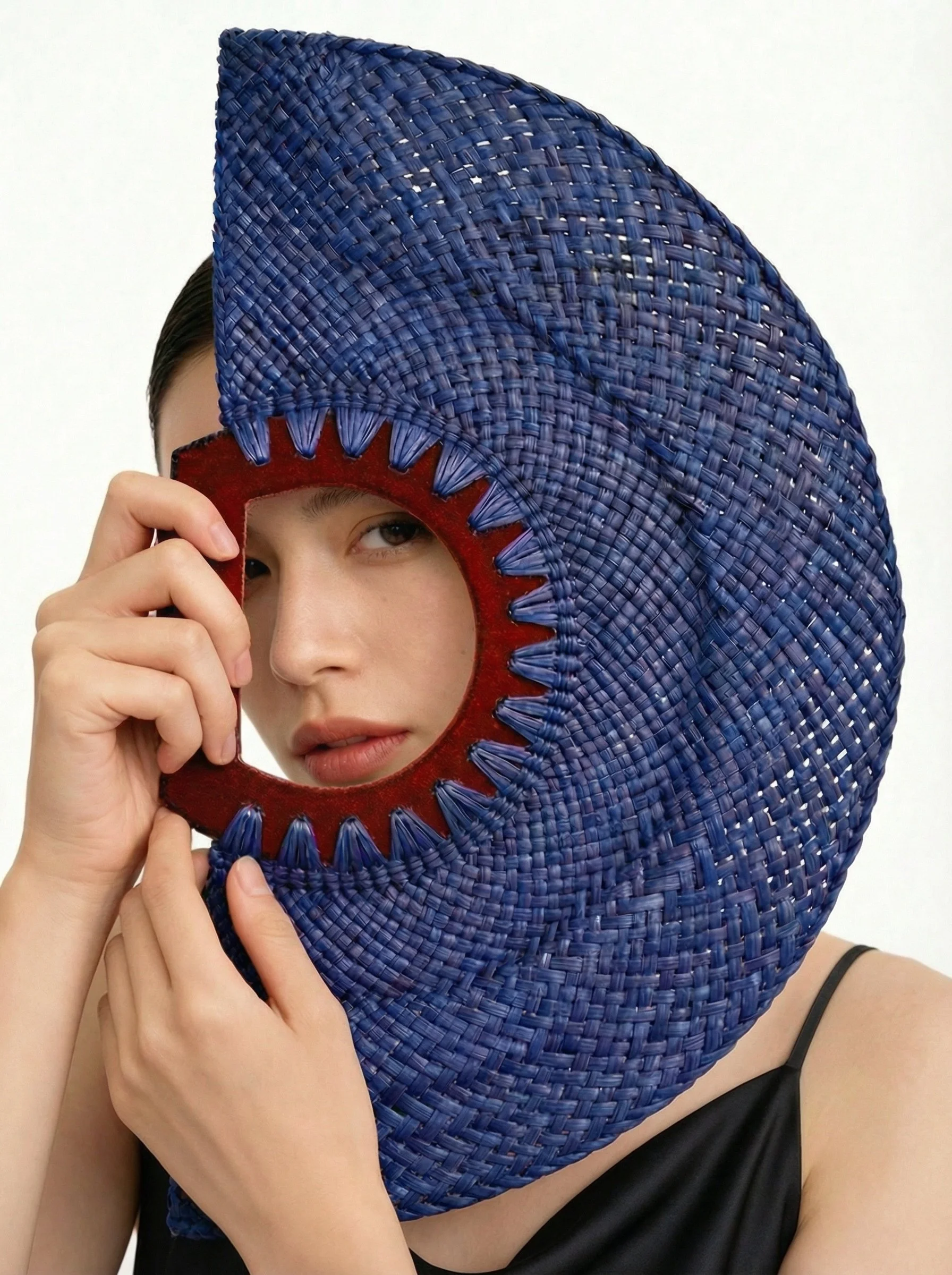 Modella con ventaglio blue.jpeg