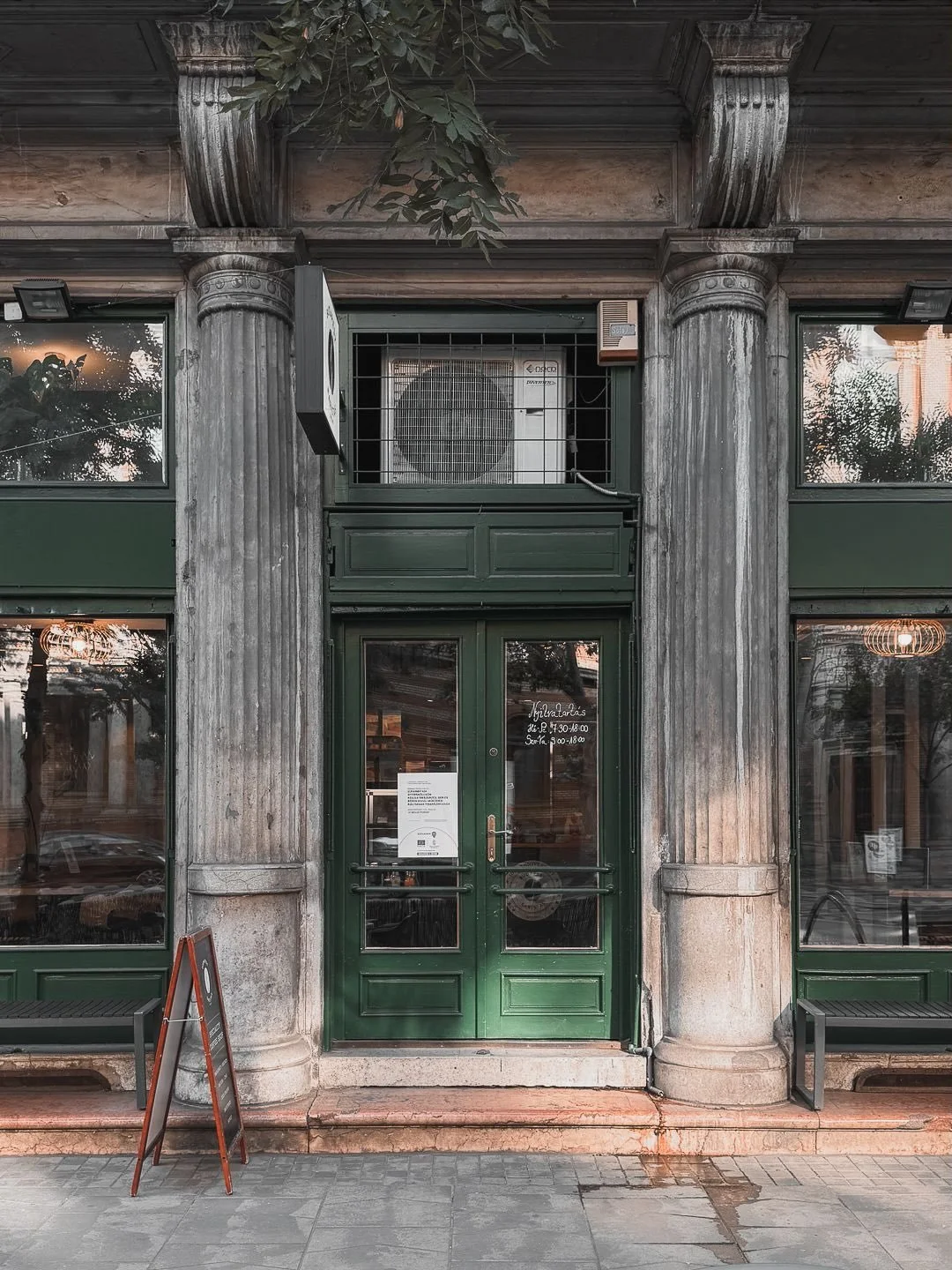 Award-winning baristas and a cozy ambiance make this a perfect craft coffee spot @budapestbaristas 

📍M&uacute;zeum krt. 15, Budapest

___

#budapestcoffee #budapestcafe #budapestguide  #coffeeaddict #coffeeculture #cafehopping #coffeegram #coffeeph