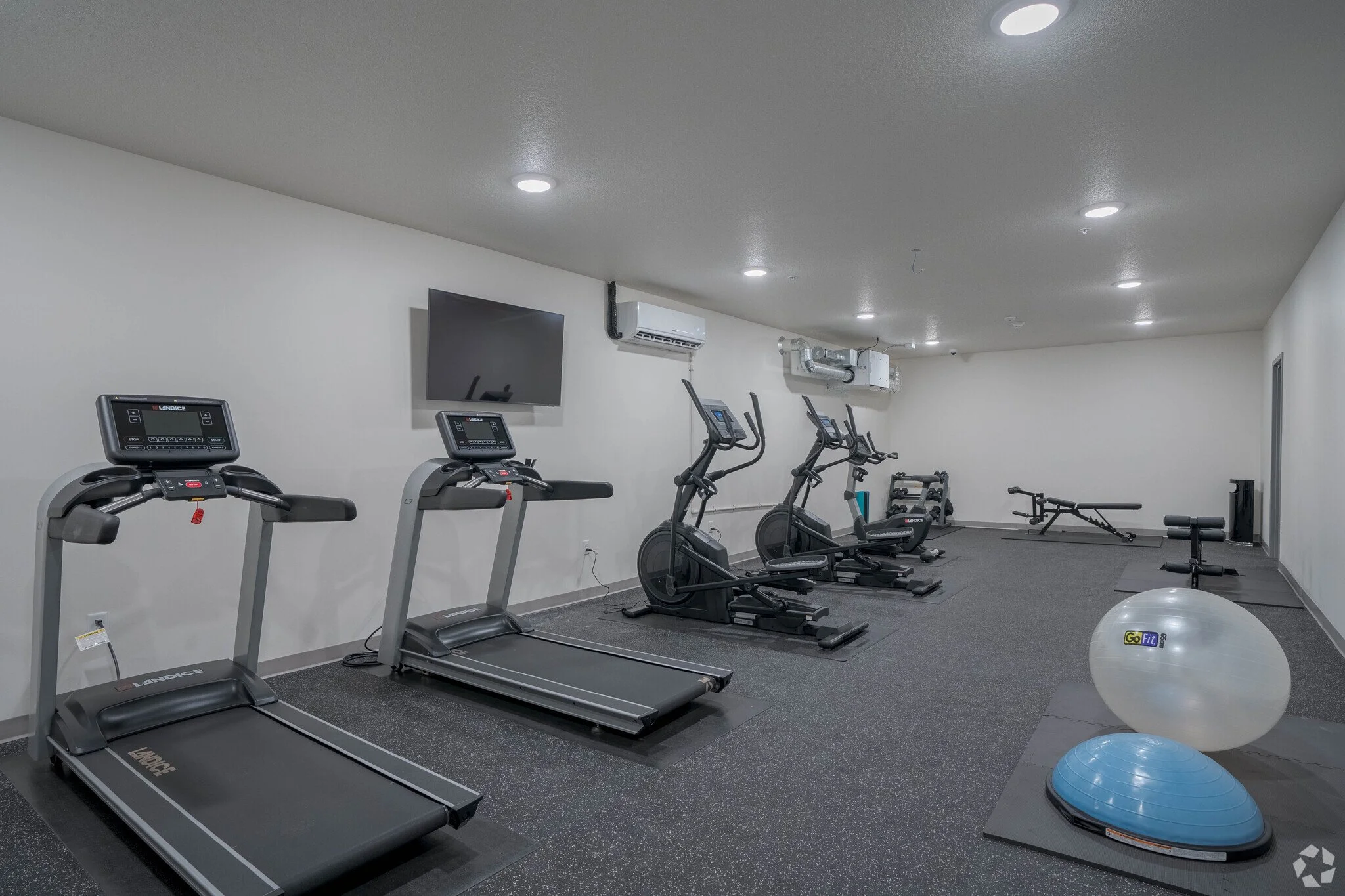axis-lofts-mankato-mn-exercise-room (1).jpg