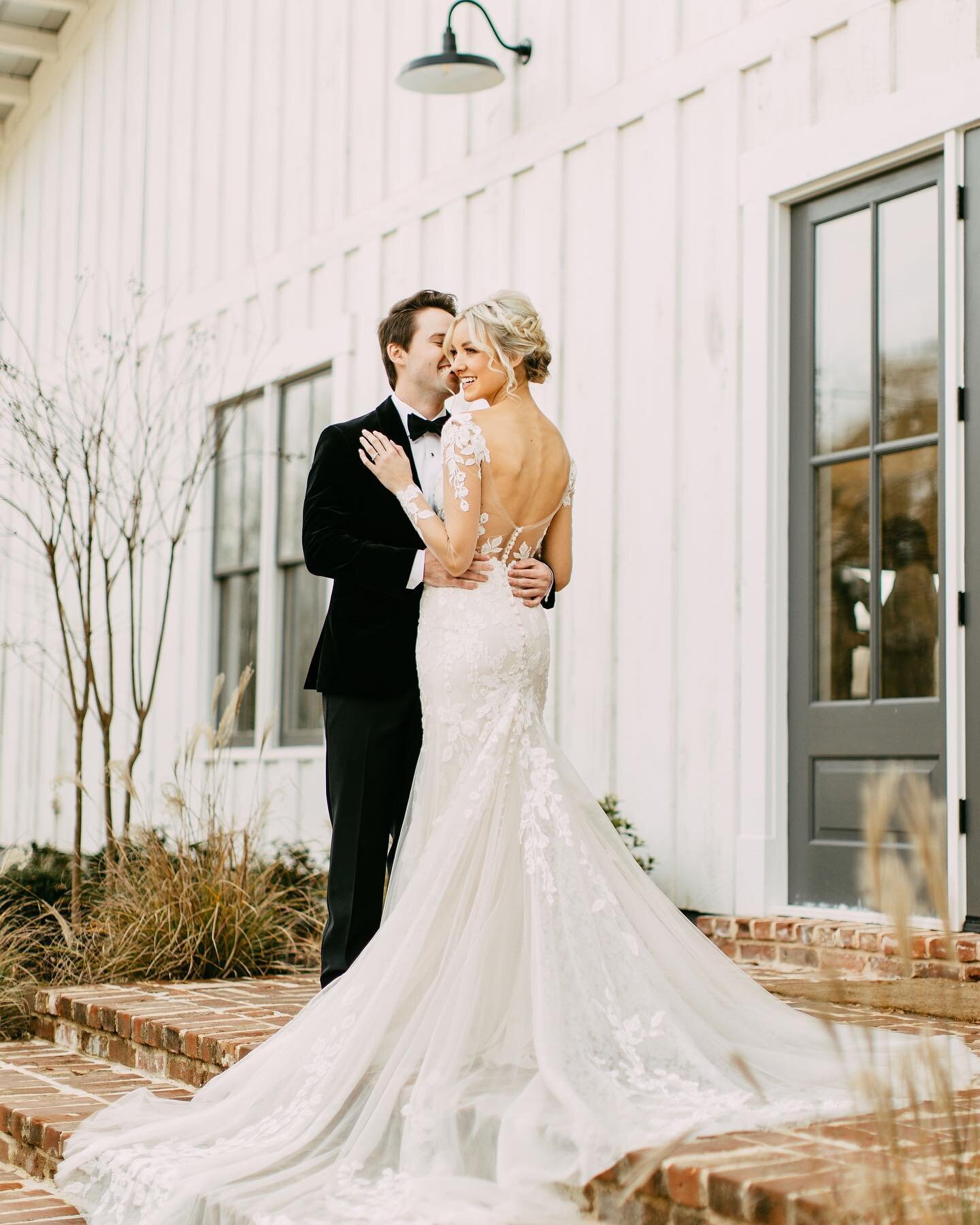 Our 2023 calendar is filling right up! Want to get married at the Robinshaw? Come take a tour with us and see it for yourself before booking! Link in bio🌟

#therobinshaw 
venue: @robinshawvenue
photo: @kellyginn22
flowers: @southernbloomfloral
video