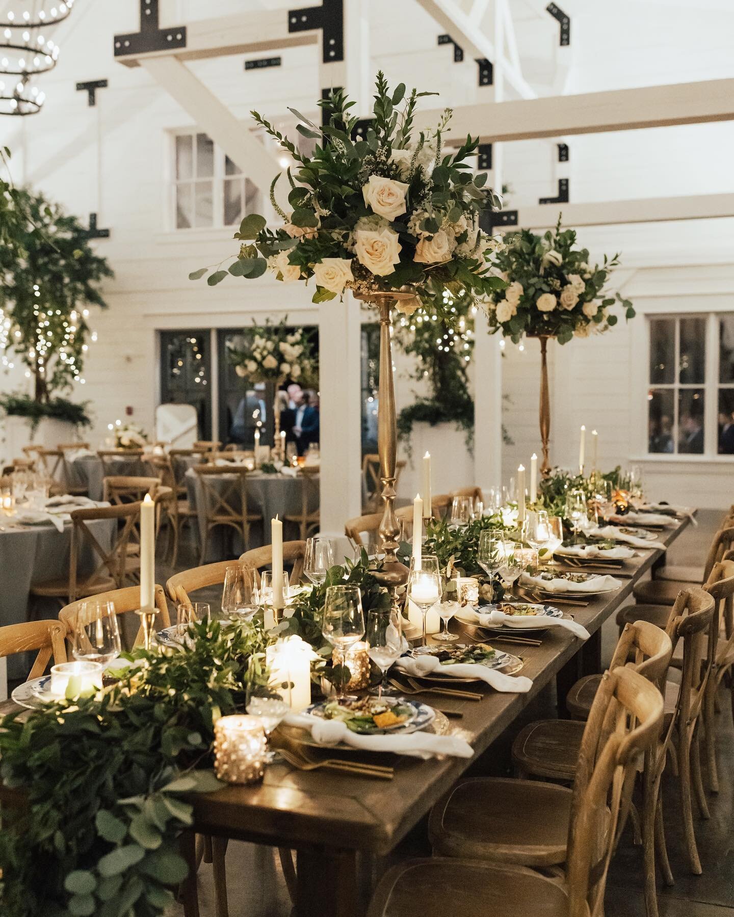 All in favor of seated dinners✋🏻✋🏻 We have seen many different dinner setups and we love them all&mdash;this wedding&rsquo;s setup was 😍🤩🤌🏻

venue: @robinshawvenue 
photo: @jodarlingphotography 
florals: @johnmarkenterprises 
planning: @annieos