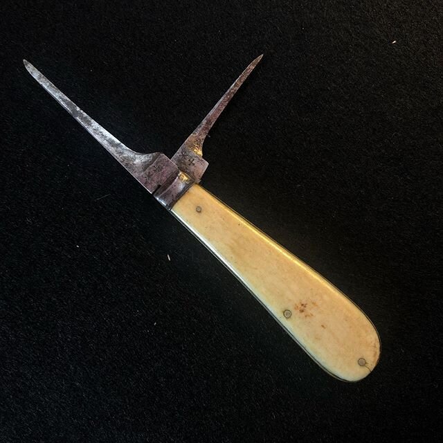 Episode 3: Rogers Cutler to Her Magesty. Norfolk St, Sheffield. Why aren&rsquo;t all antiques this easy to provenance?! Another beautiful example of a ladies knife. I&rsquo;m looking into the star and templarish cross markings. .
.
.
#templarcross #r
