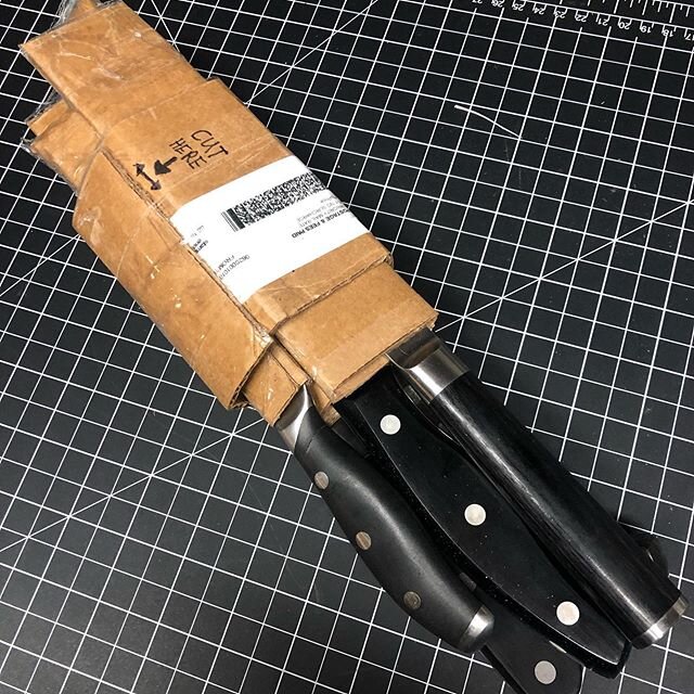 For those of you who have asked &ldquo;How do I ship my knives?&rdquo; This. This&rsquo;ll do just fine. Thanks @_search ! . . .
#packit #howto #knifesharpeningservice #knives #cutlery #blades #backatit #backtotjegrind #sharpening #familysupport #sen