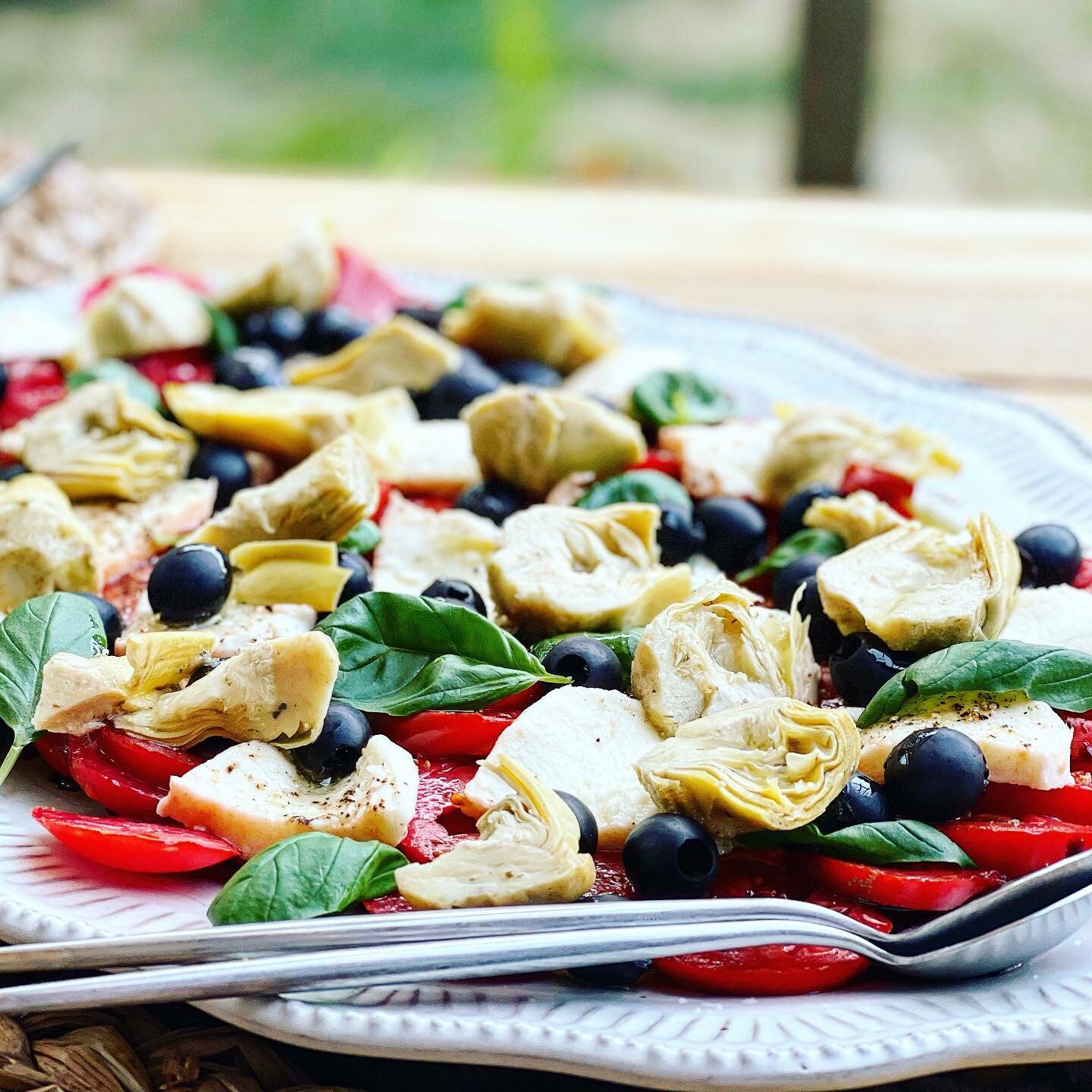 What to eat for dinner during a heat wave 
🥵 

San Marzano tomatoes, artichoke halves, black olives, mozzarella, fresh basil and our Berry Olive dressing.

Stay cool, be safe, check on your neighbors.
.
.
.

#dinner #vegetarian #italianfood #articho
