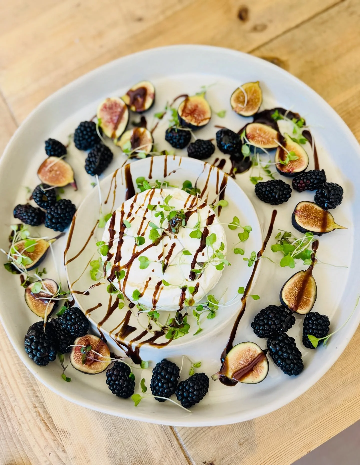 Simple goodness: a Brie with figs and blackberries, micro greens and our Berry Olive Real Food Dressing.
.
.
.
.
#simplegoodness #food #brie #easyrecipeideas #figs #blackberries #microgreens #pomegranatebalsamic #evoo #organic #vinaigrette #realfood 