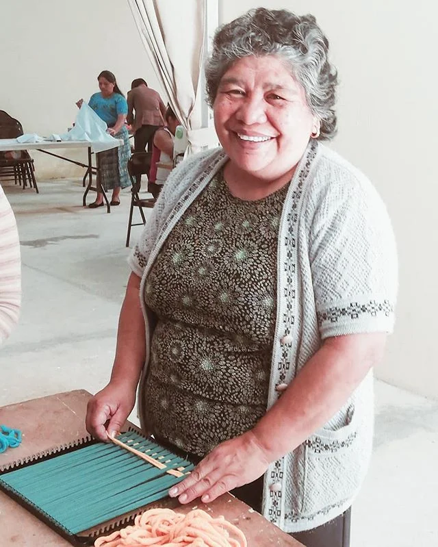 Aprendiendo a hacer agarradores 😊 gracias a Dios por el trabajo de sus manos y porque est&aacute;n dispuestas a aprender nuevas habilidades 🤗
.
Learning to make potholders 😊 Thank God for the work of their hands and because they are willing to lea