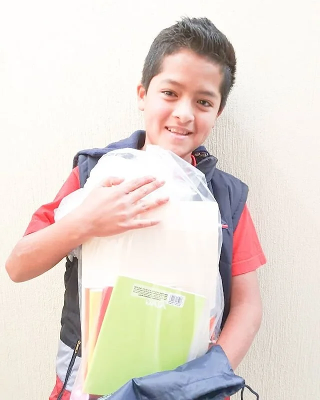 Junior esta listo para comenzar su a&ntilde;o escolar con la bendici&oacute;n de Dios y ahora con sus &uacute;tiles escolares, Bols&oacute;n y uniforme de f&iacute;sica 📚🤗
.
Junior is ready to start school with God's blessing and now with his new s