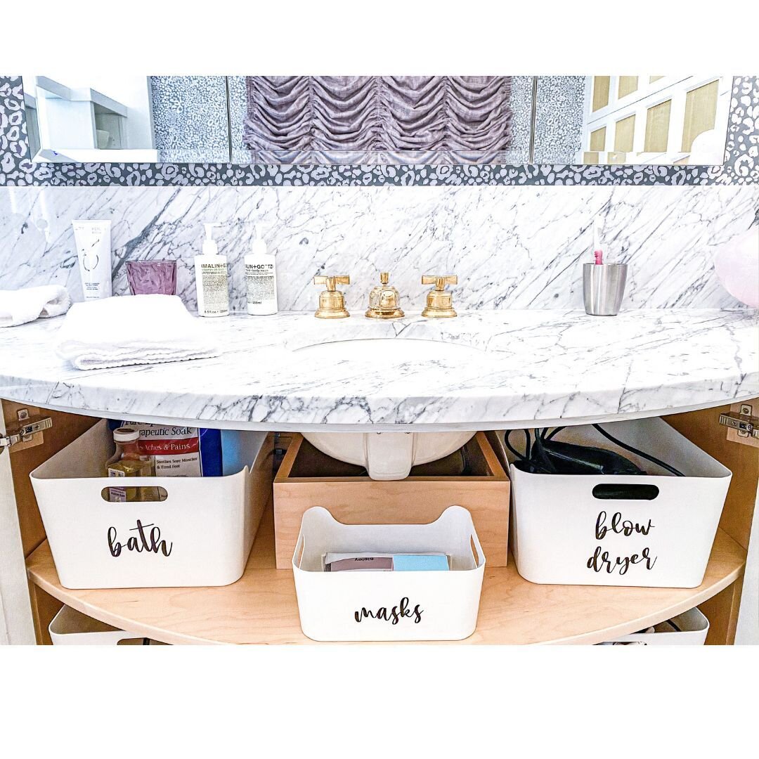 From pantry&rsquo;s to bathrooms, these white bins are our all time favorite solution for sleek storage! 

If you&rsquo;re also &ldquo;white bin obsessed&rdquo; let us know how many you have in your house!👇
I&rsquo;ll go first.. I have 15 😅😬