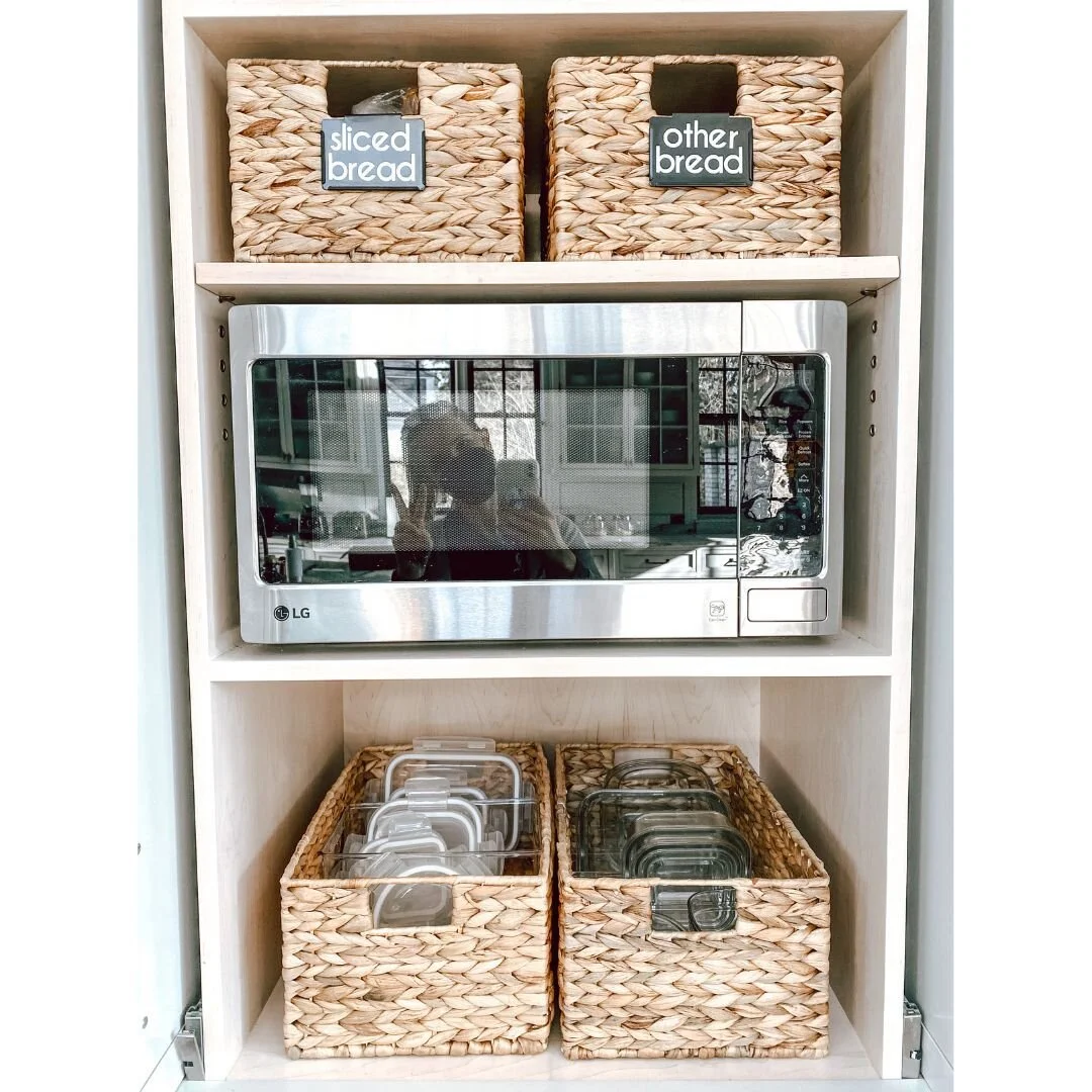 Forget the full-length mirrors, with a pantry this beautiful, the microwave just might become your new selfie spot 😂😘
Seriously though, how perfect is this hyacinth bin/ bin clip combo?!