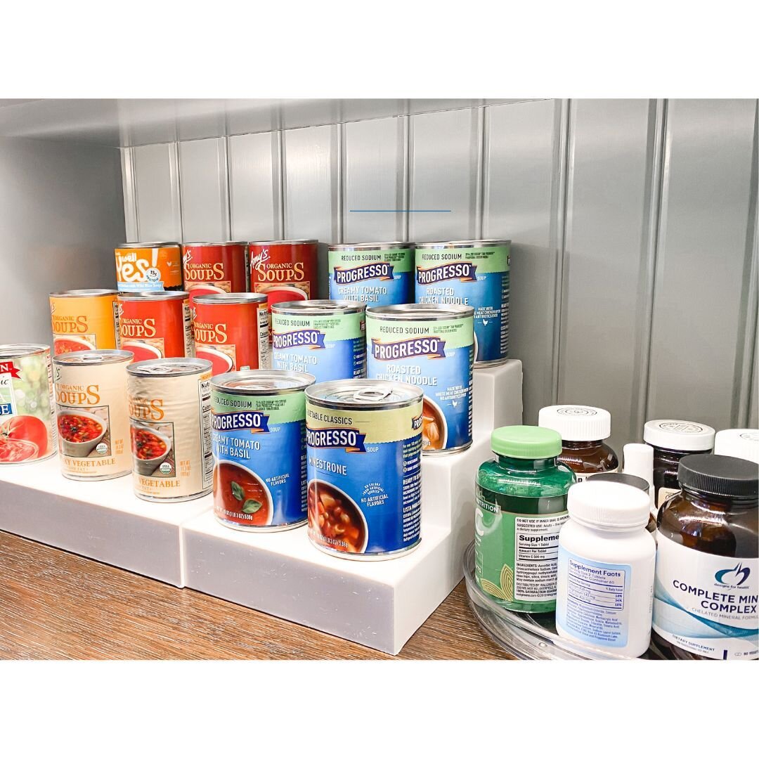 Two main pantry staples in the organizing world: 𝕤𝕙𝕖𝕝𝕗 𝕣𝕚𝕤𝕖𝕣𝕤 𝕒𝕟𝕕 𝕥𝕦𝕣𝕟 𝕥𝕒𝕓𝕝𝕖𝕤
We rarely do a full pantry without using one, if not both of these products! They really help to maximize storage space while making items easily ac