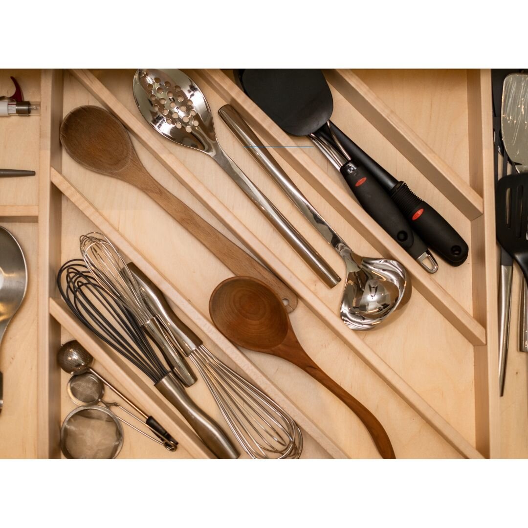 How 𝒶𝓂𝒶𝓏𝒾𝓃𝑔 are these custom drawer organizers?! We opted to do a diagonal section in these wide kitchen drawers to make room for some longer utensils. 

Do you store all of your cooking utensils in drawers or do you keep some out on the count