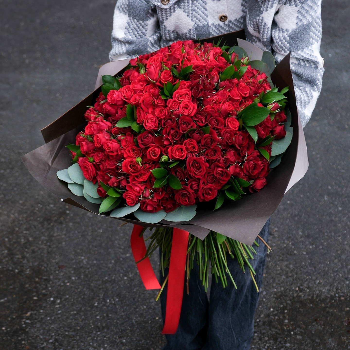 A large and beautiful bouquet of red spray roses ❤️ 

For custom orders, like this one, give us a call or email us and we will take care of the rest! 

#mississaugaflorist #mississaugaflowershop #gtaflowers #flowers #florist #ukrainianflorist #флорис