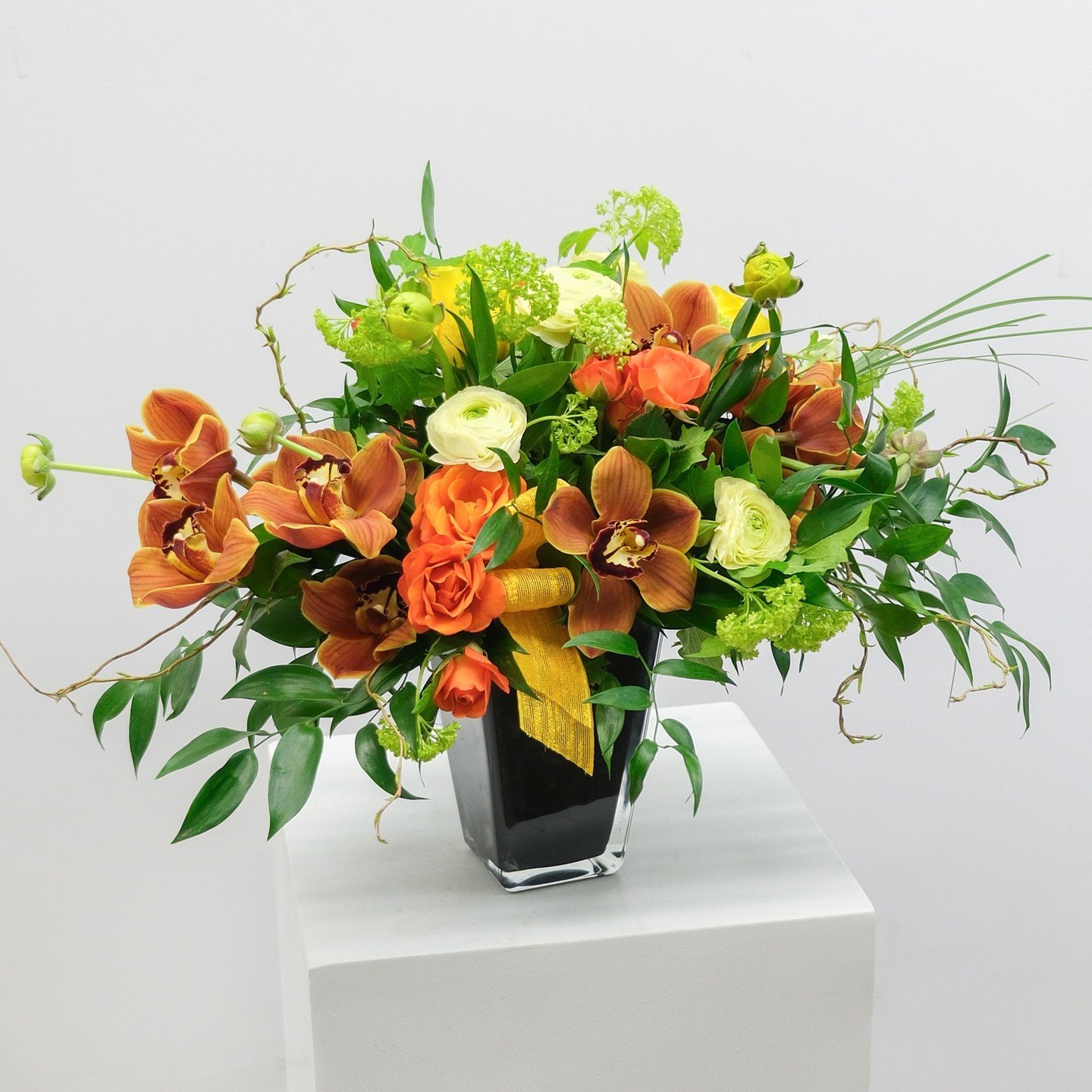 A table arrangement featuring brown orchids, orange spray roses, yellow roses and pale yellow ranunculus flowers. 

#mississaugaflorist #mississaugaflowers #gtaflorist #flowers #flowerfantasy #flowerfantasyinc #florist #ukrainianflorist #flowershop