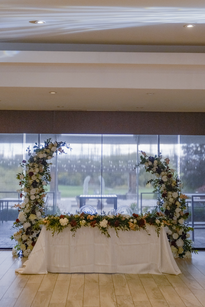 FF_M&J_102025_Reception_HeadTableGarlandArch-4.png