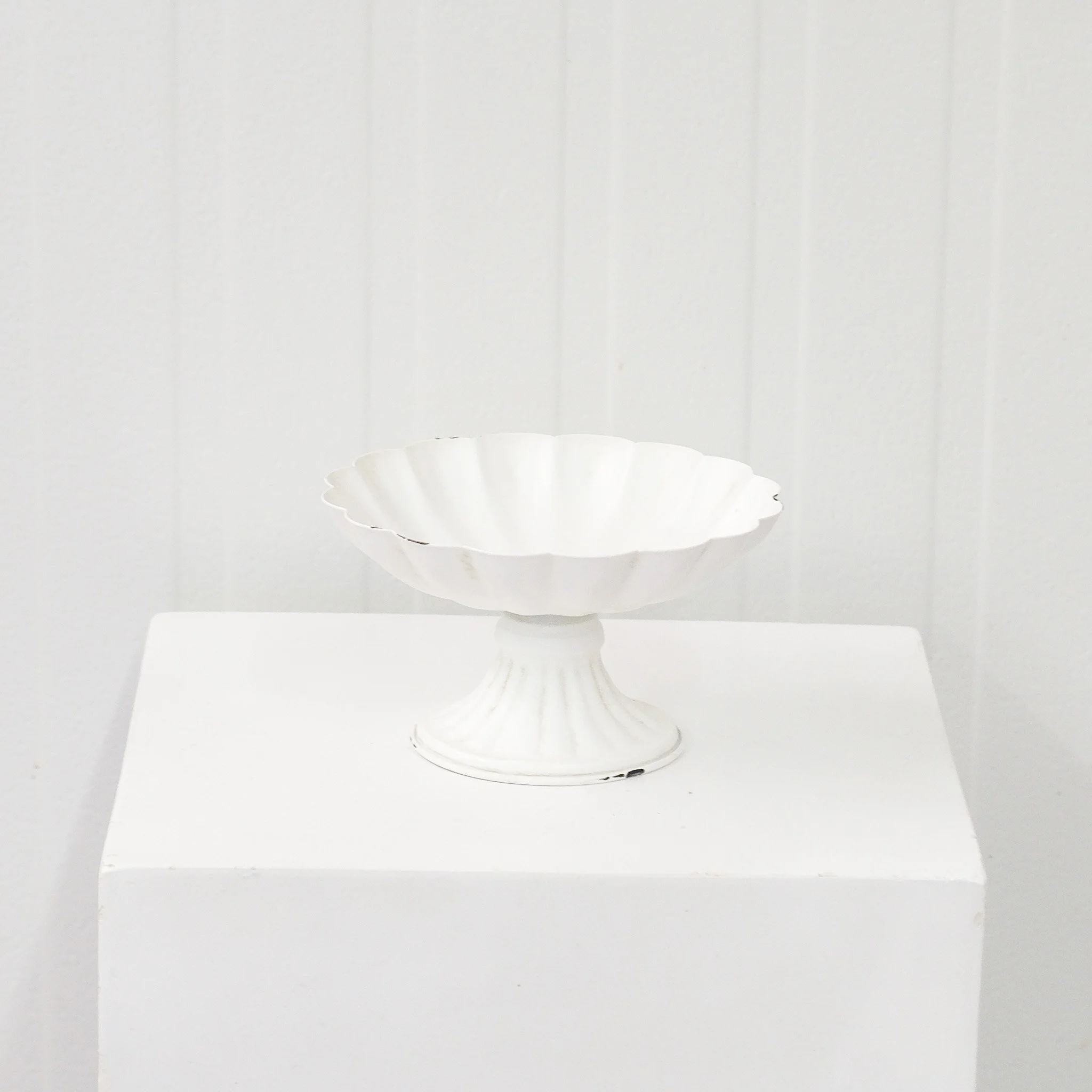 FF_PedestalContainer_Metal_Scalloped_White.jpg