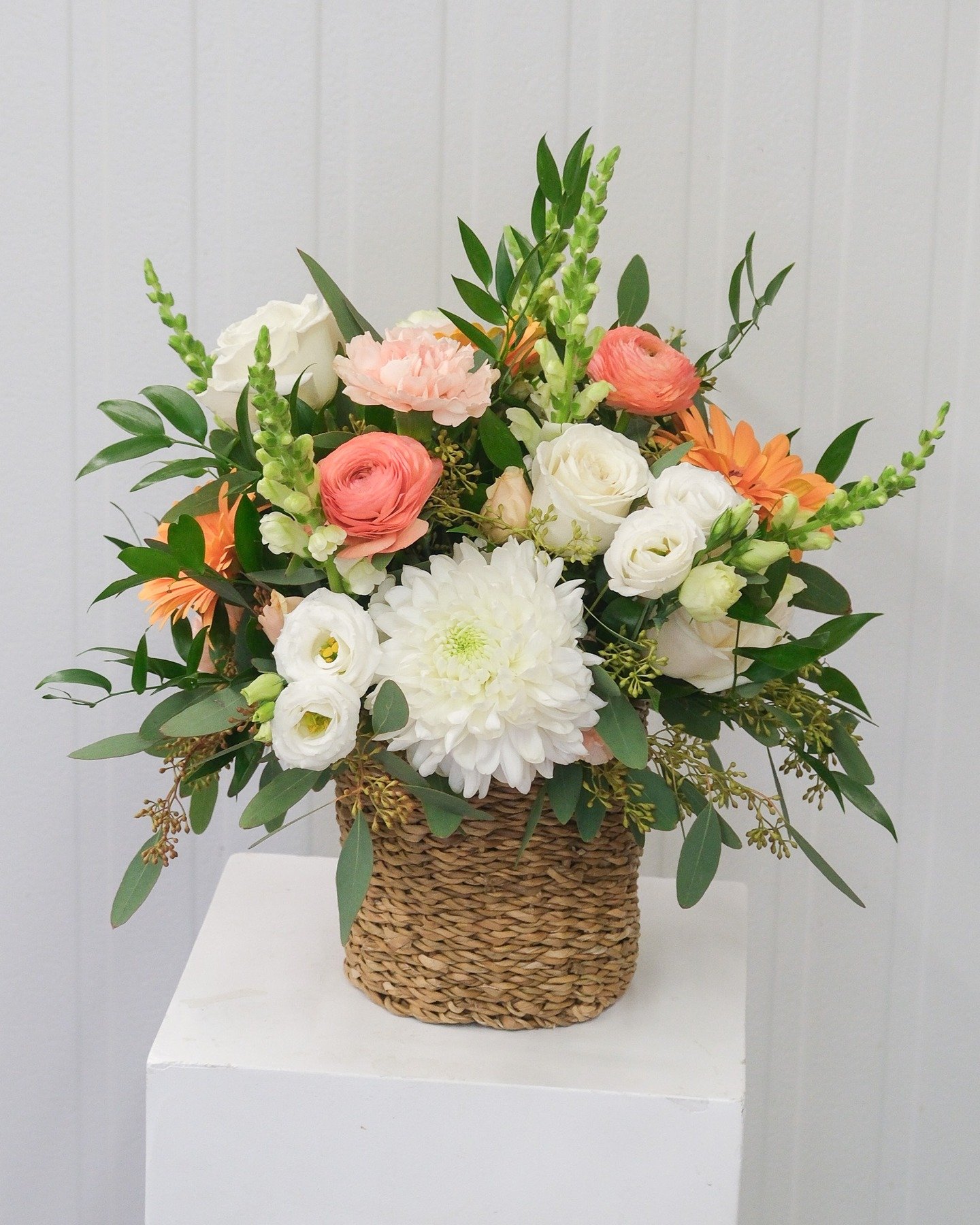 A white and peach basket arrangement 🧡