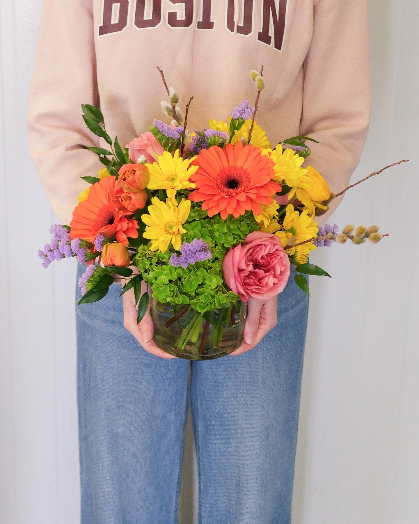 Happy first day of spring! Stop by and celebrate this rainy season with some colourful spring blooms.🌷