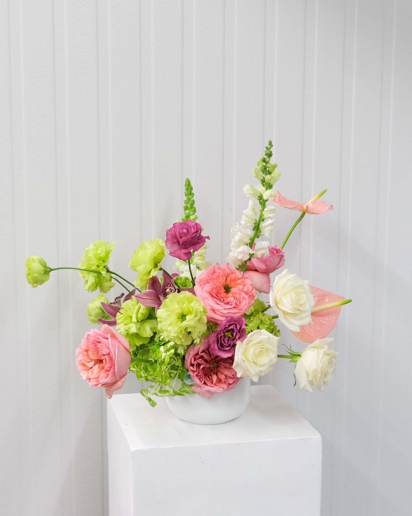 Colourful wedding centerpieces make our hearts happy! This year we are seeing more and more colour in wedding flowers. From pinks and greens to pastels and vibrant tones. We are also seeing a lot more green coloured flowers being used, finally giving