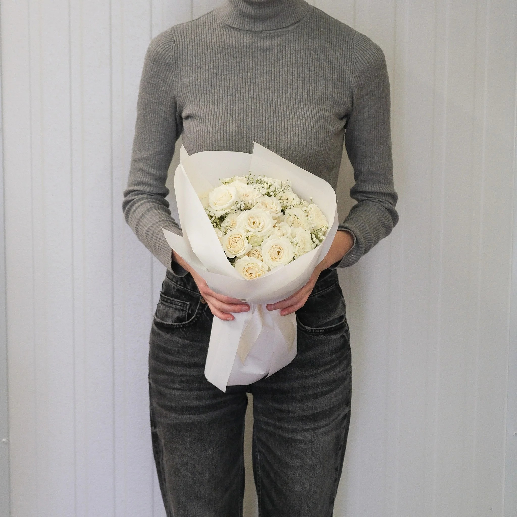 FF_SmallBouquetWrapped_WhiteSprayRoses04.jpg