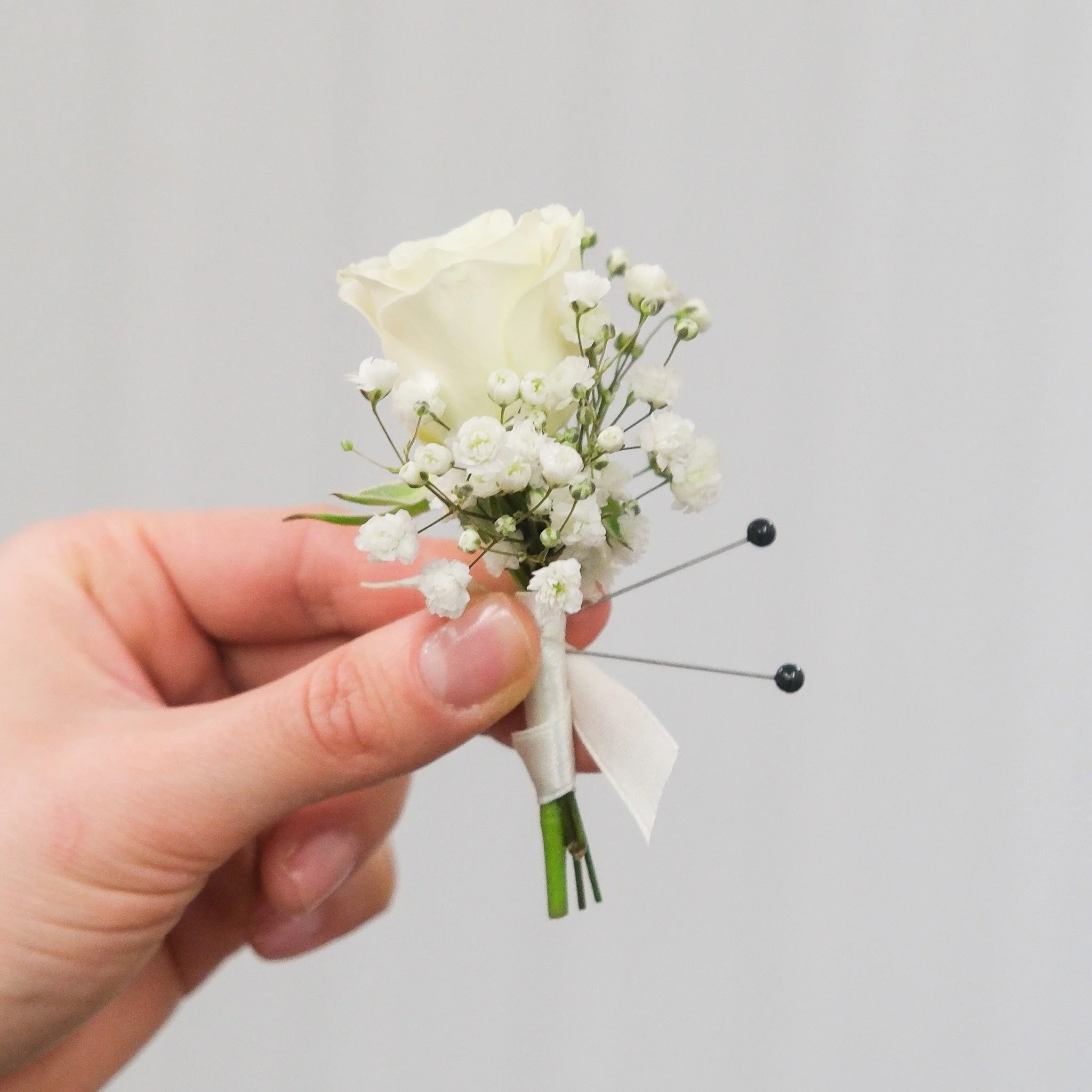 FF_SmallBoutonniere_SingleRoseBabyBreath01.jpg