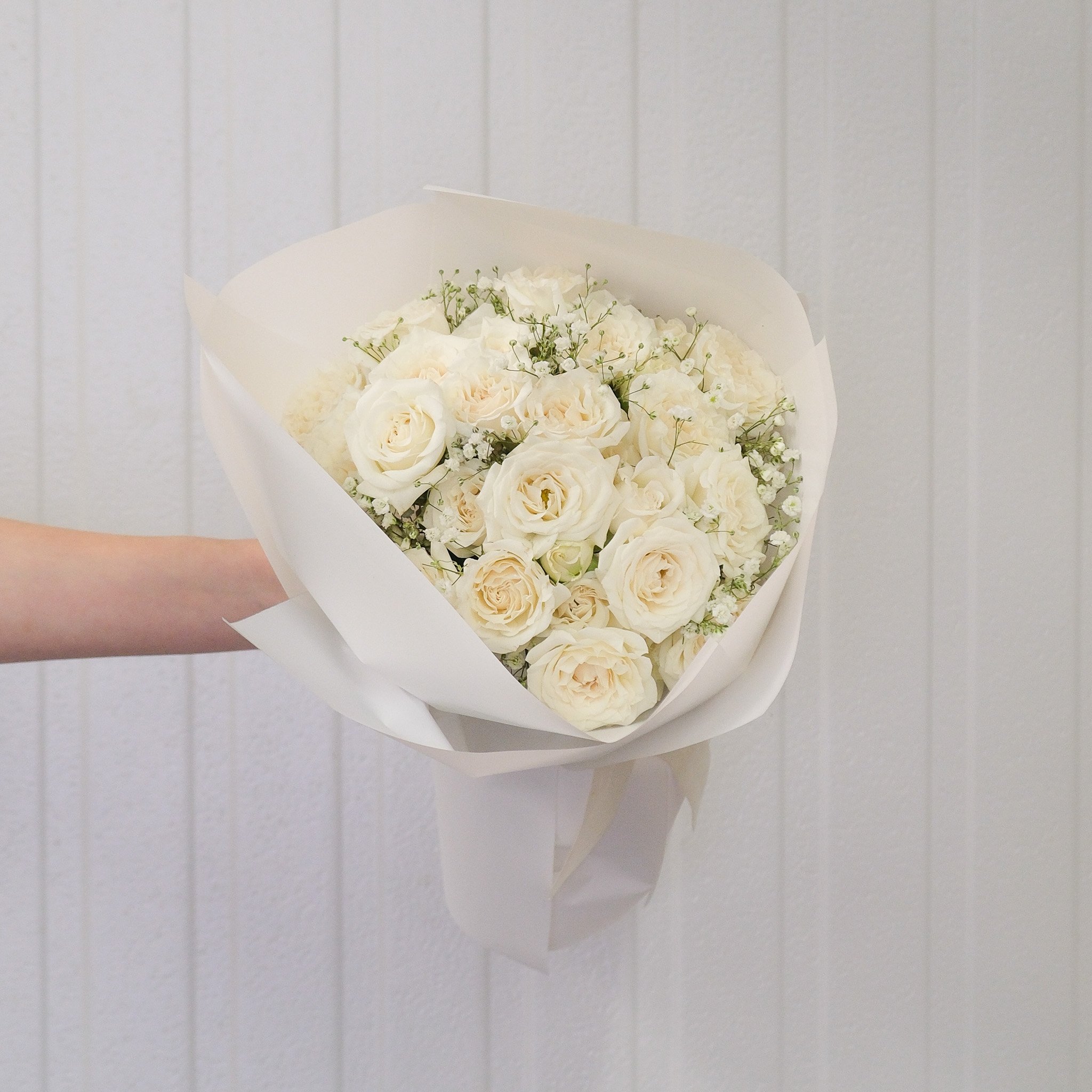 FF_SmallBouquetWrapped_WhiteSprayRoses02.jpg