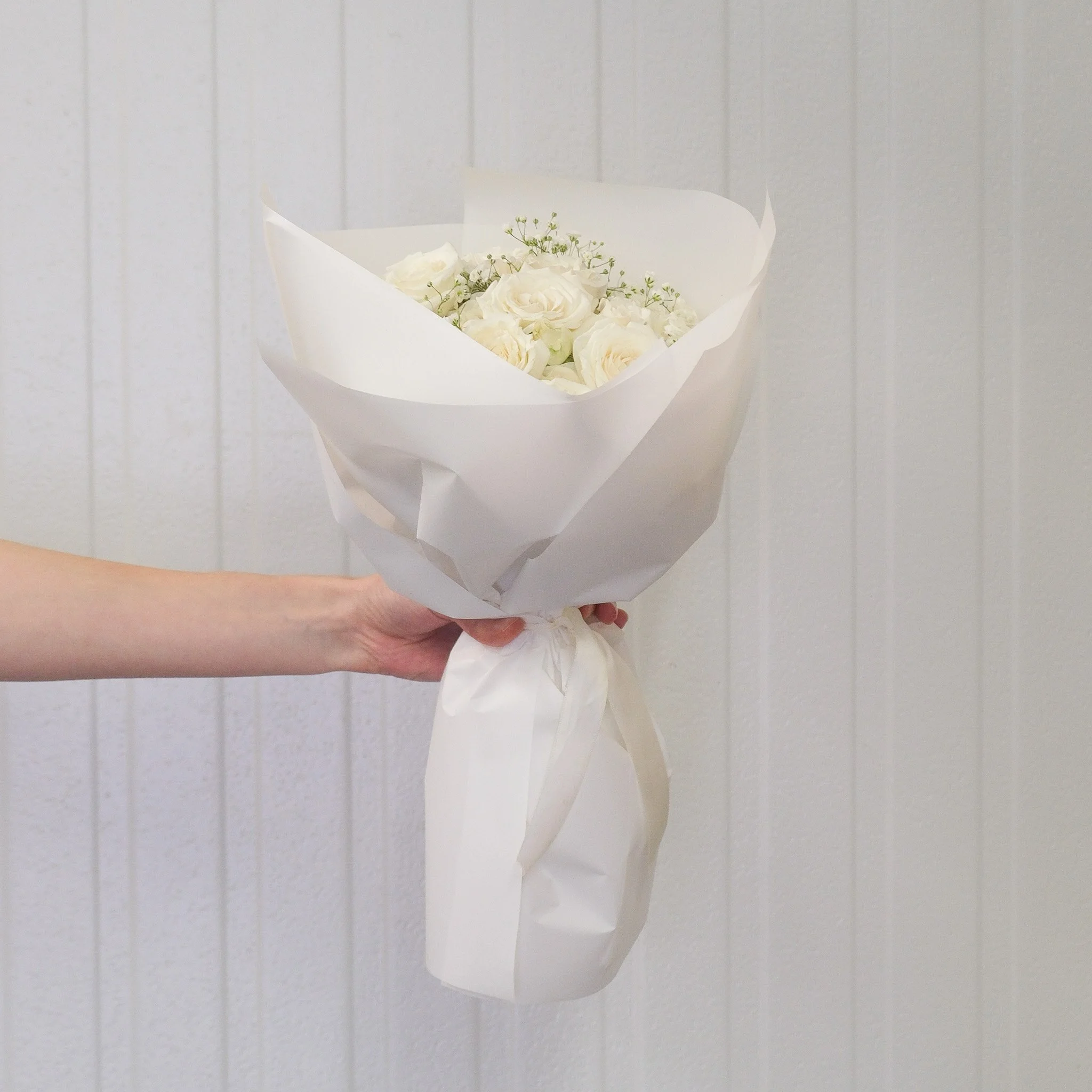 FF_SmallBouquetWrapped_WhiteSprayRoses03.jpg