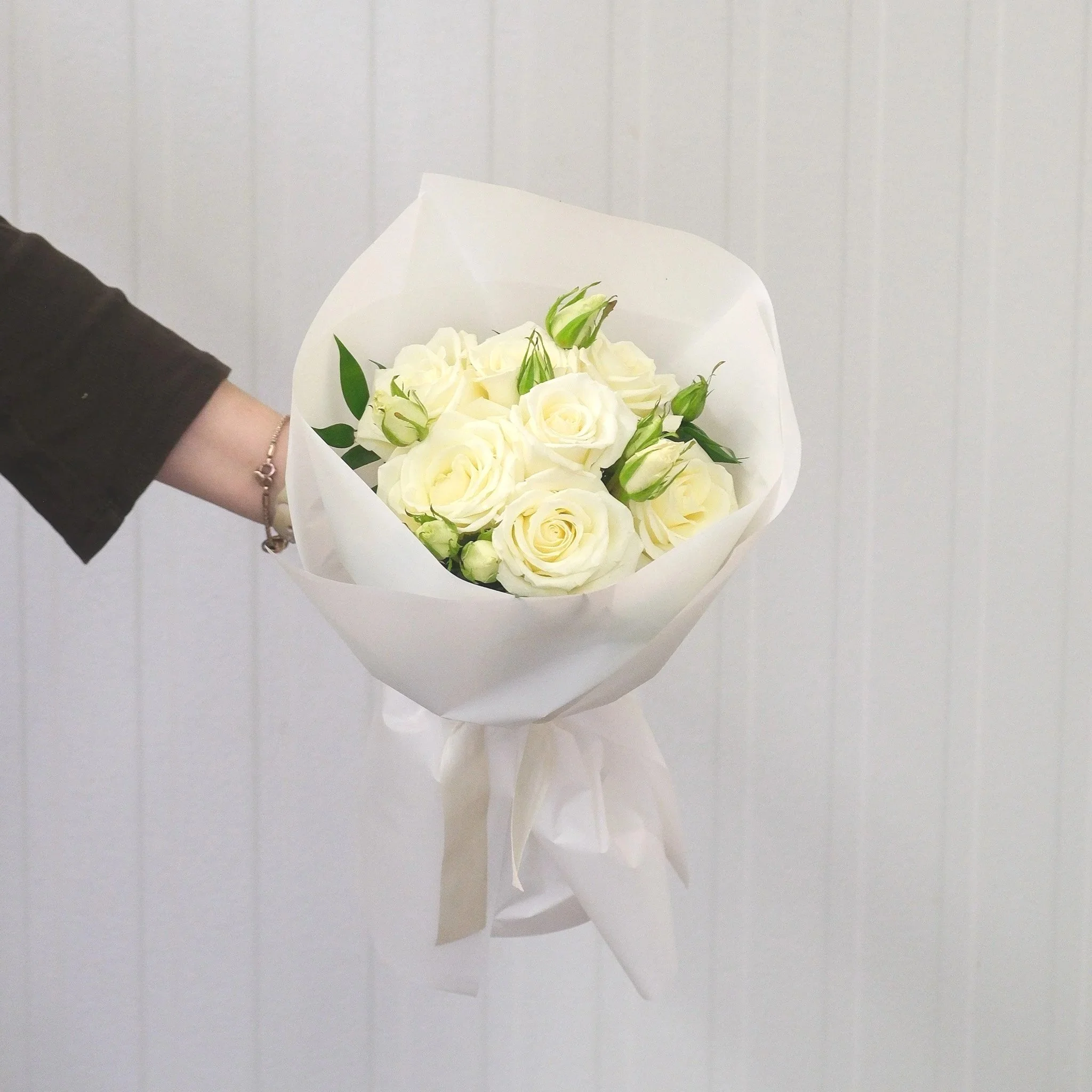 FF_SmallBouquetWrapped_WhiteRose02.jpg
