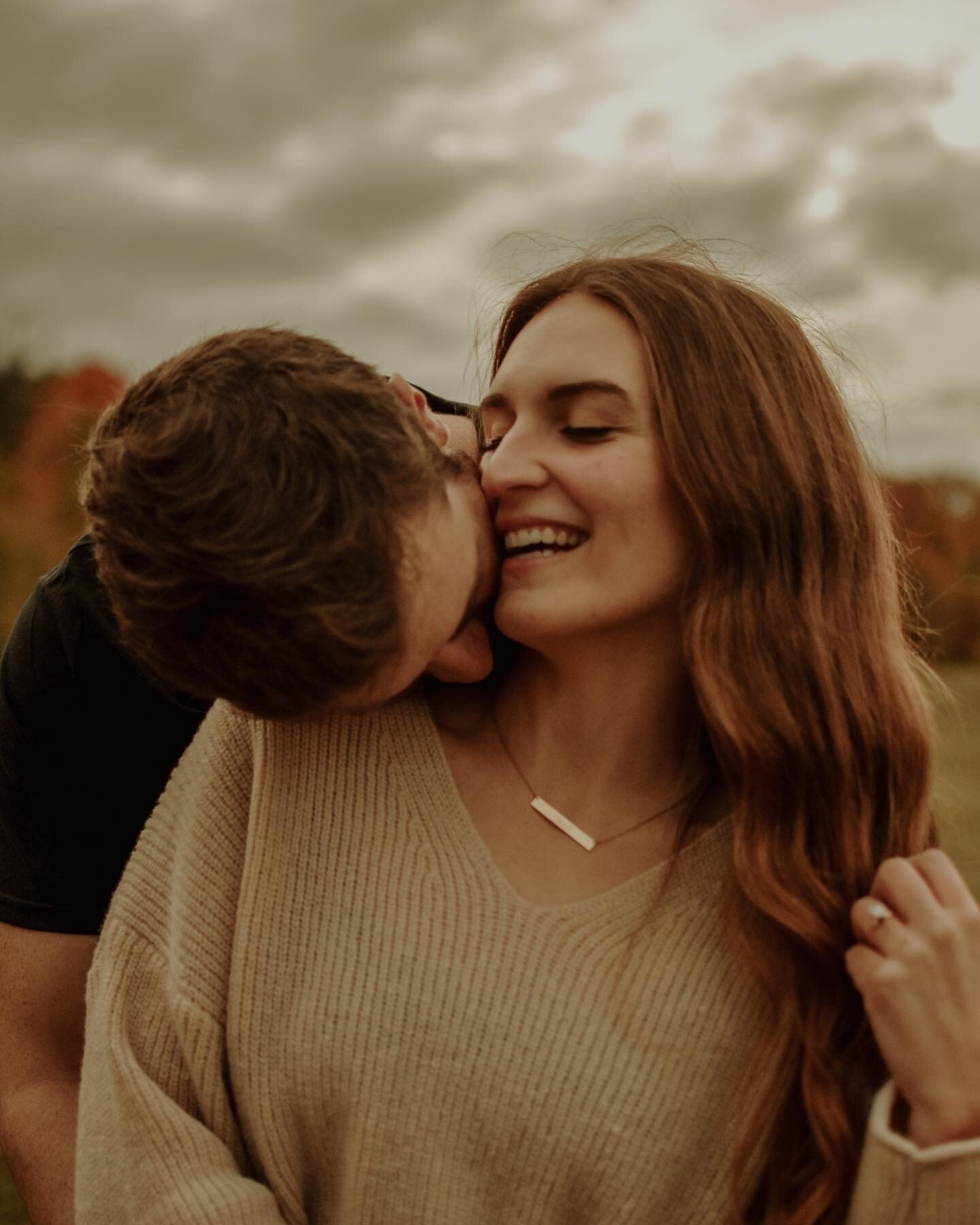 It&rsquo;s cold outside but their love is 🔥 
⁣
#michiganweddingphotographer #michiganweddingphotography #weddingphotography #engagementphotography #michiganengagementphotography #metrodetroitweddingphotographer #dirtybootsmessyhair #wanderingwedding