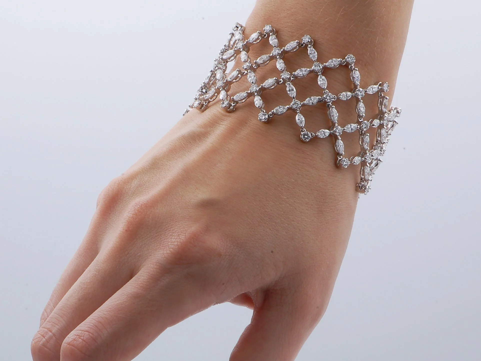 AB166-18W+Hand+2.jpg