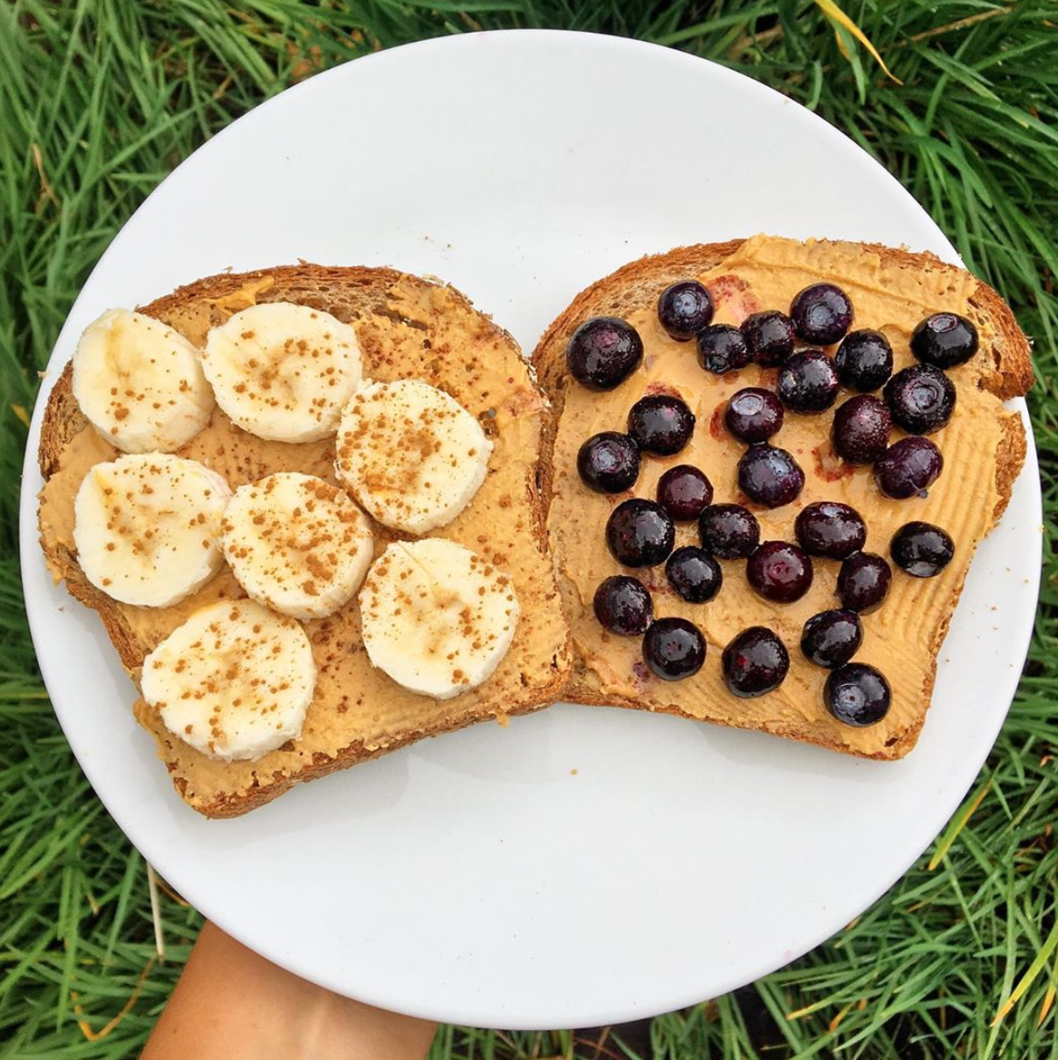 De mis combinaciones favoritas! Tostadas de pan integral (tip: buscá un pan que tenga “harina integral” como primer ingrediente), mantequilla de maní y fruta. En este caso escogí banano en rodajas con canela, y arándanos (blueberries). Pero vos podé…
