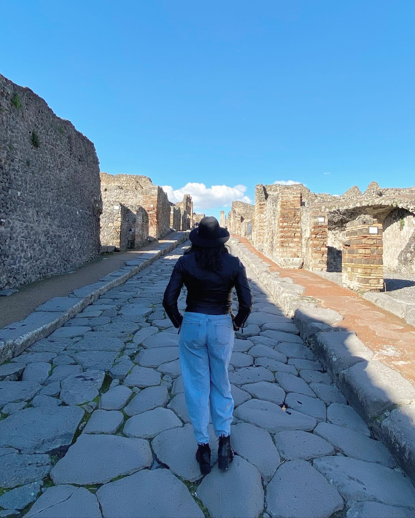 Bucket list destination: Pompeii Ruins ✅ 🗻 #pompeiiruins #mtvesuvius #italy #travelgram