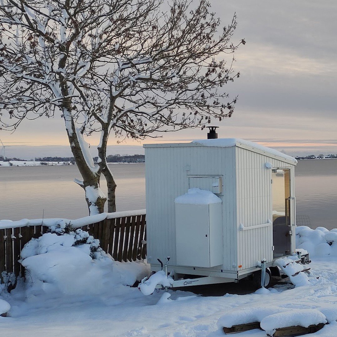 What do you prefer? A dip in the water vs rolling in the snow? 

#scandinaviansauna #premiumsauna #mobilesauna #mobilbastu #saunaonwheels #portablesauna #scandinaviandesign #nordicdesign #bastu #customsauna #bespokesauna #saunaselfie #saunatime #hygg