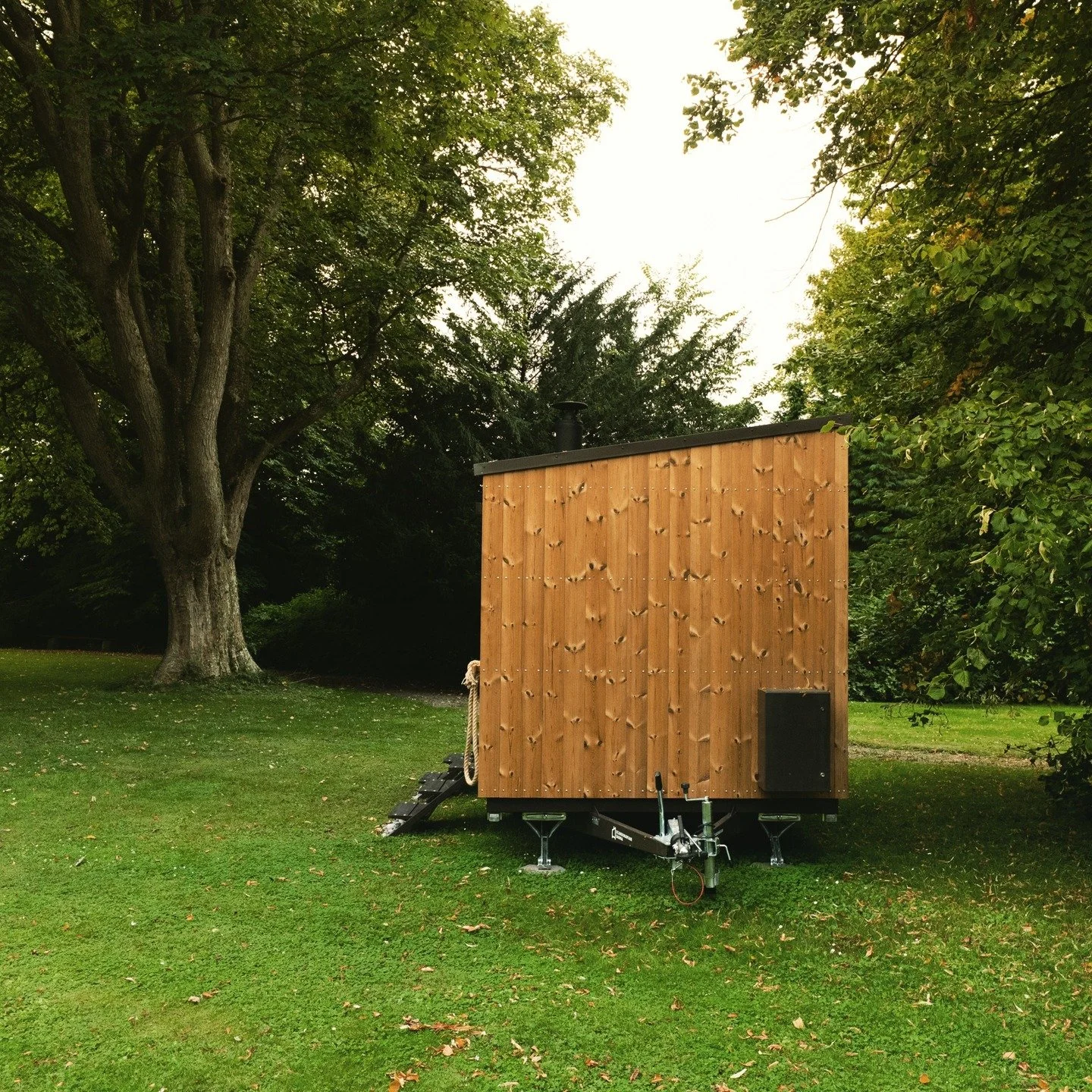 The new gem we made for @jord.yoga in Corselitze.
#scandinaviansauna
#nordicsauna
#mobilesauna
#saunadesign
#saunalife
#saunatime
#wellness
#relax
#saunarental
#outdoorsauna
#homeoffice
#slowliving
#ritualdesign
#nordicdesign
#corselitze