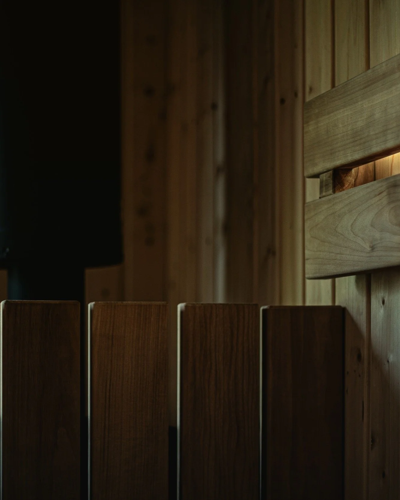 Function becomes emotion on the sauna bench.
A quiet space only works if it is built with intention and precision.

A ritual only becomes optimal if the room supports it.

We care about these things.
Highly crafted daily environments, not decoration.