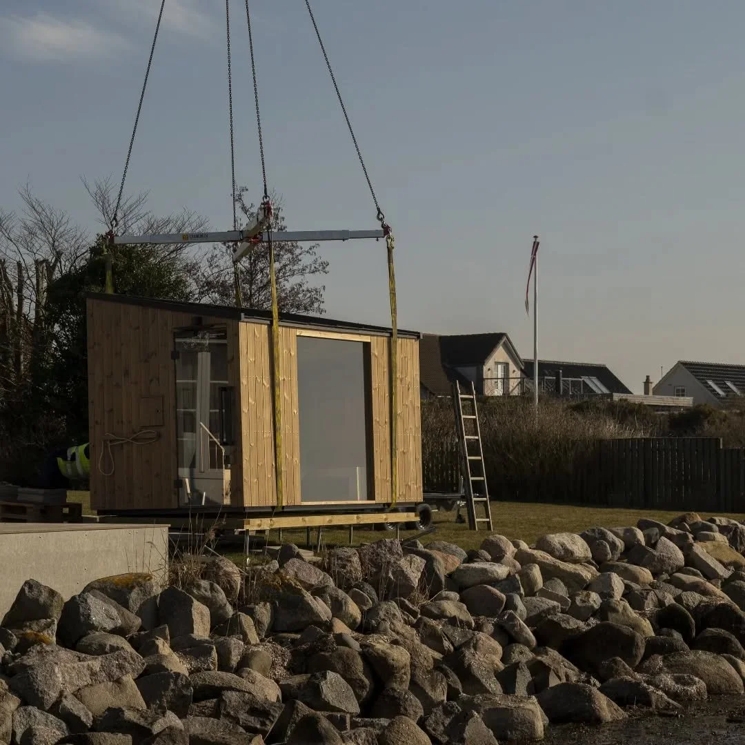 So happy our dear neighbour Per got one of our saunas here in Hassel&oslash;. Today it was lifted into place with a crane. More shots will follow, now we will let him enjoy the heat before we get going with the photoshoot. 😁

#scandinaviansauna #mob