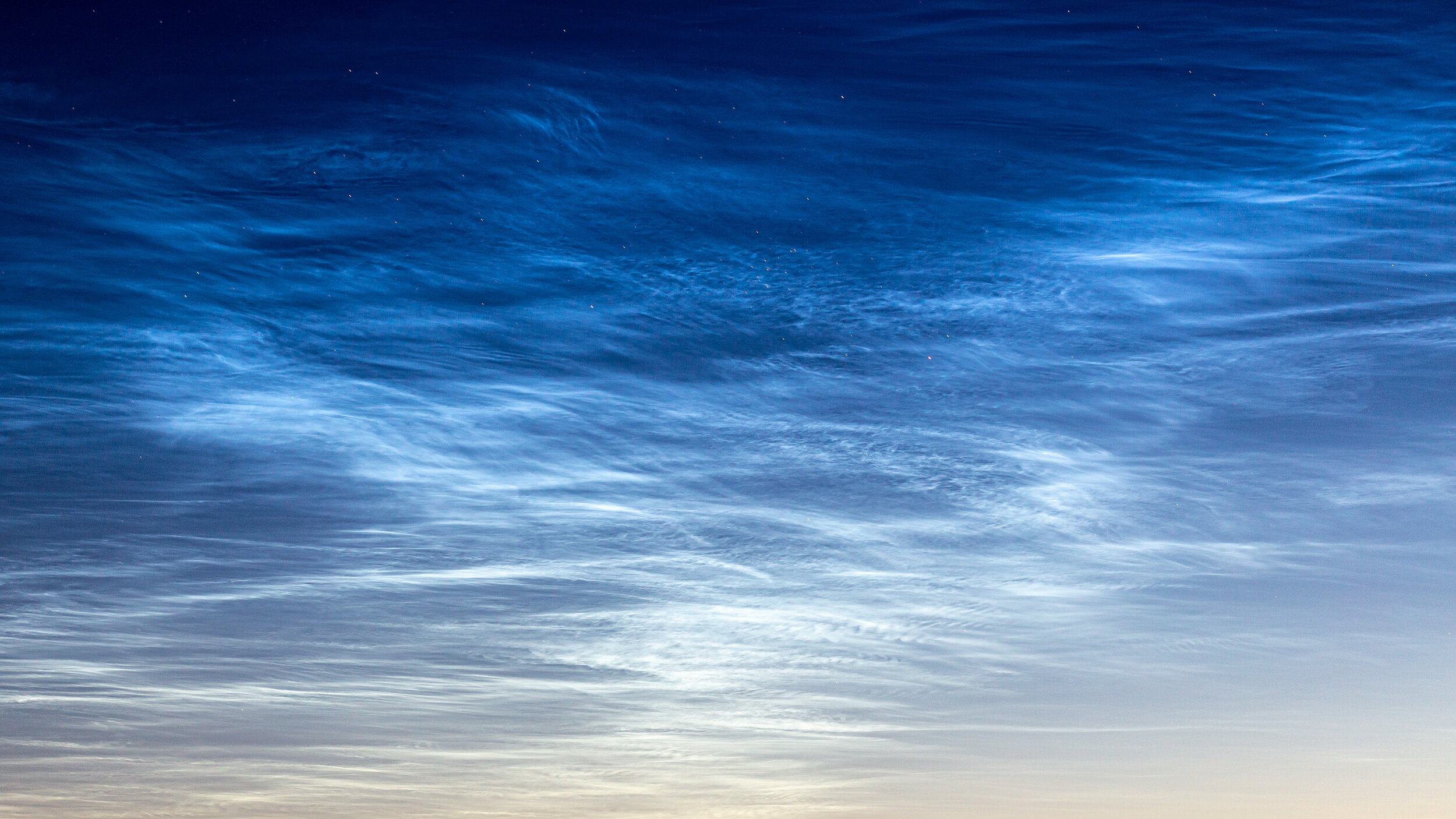 Noctilucent clouds over the 45th parallel