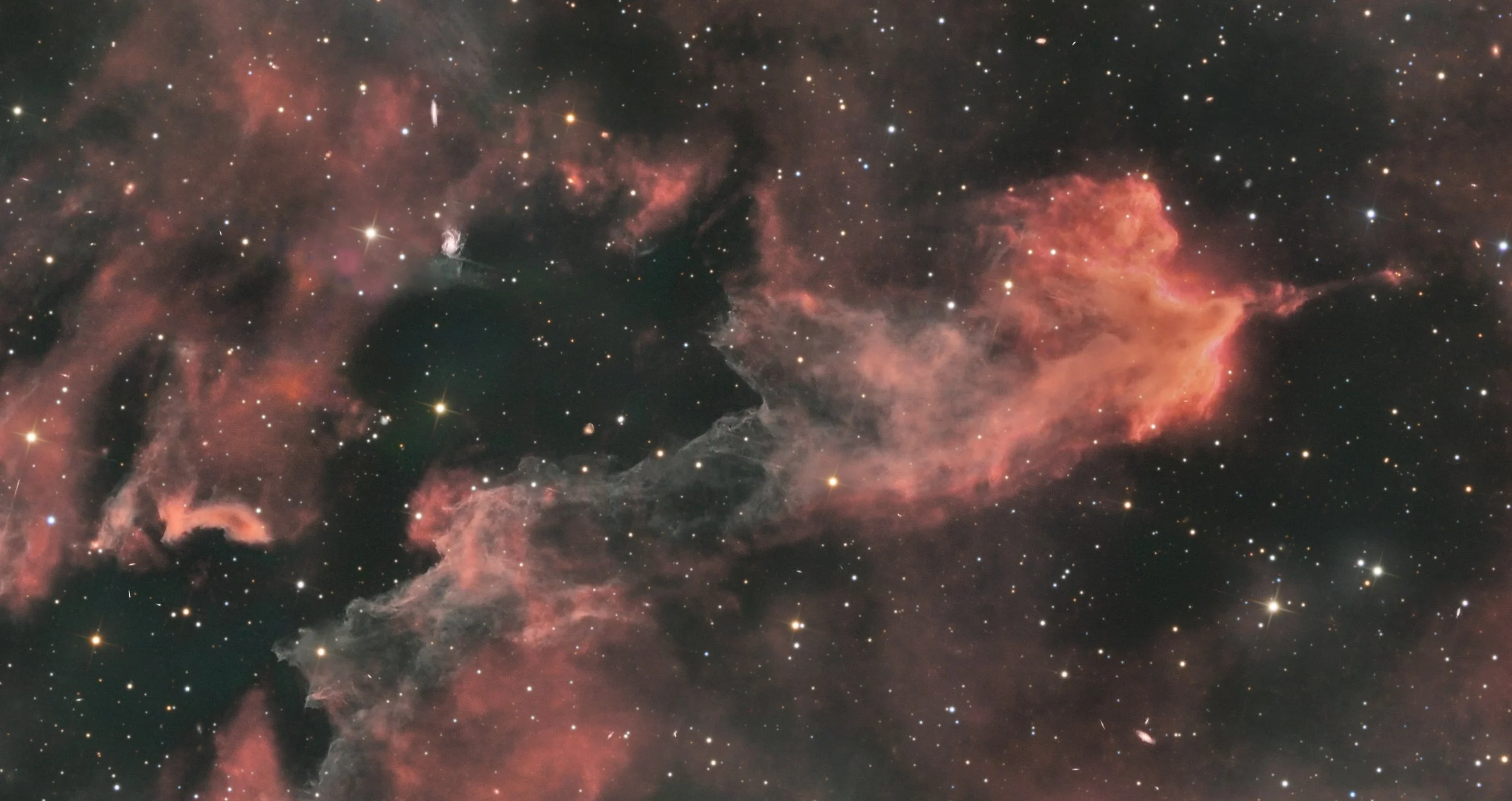 LBN 438, The Sandworm Nebula