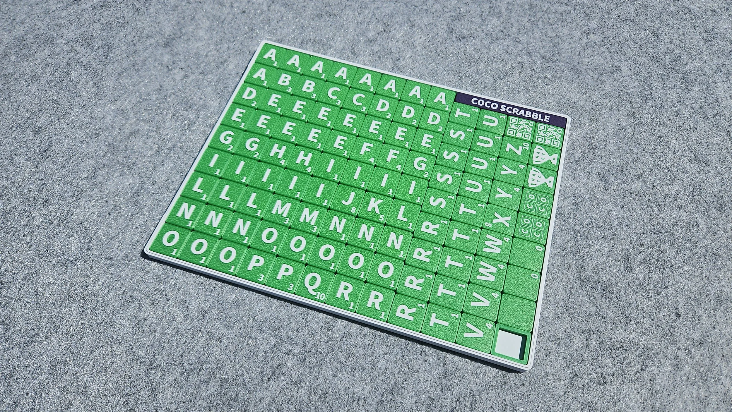 tiles_wht_on_grn.jpg