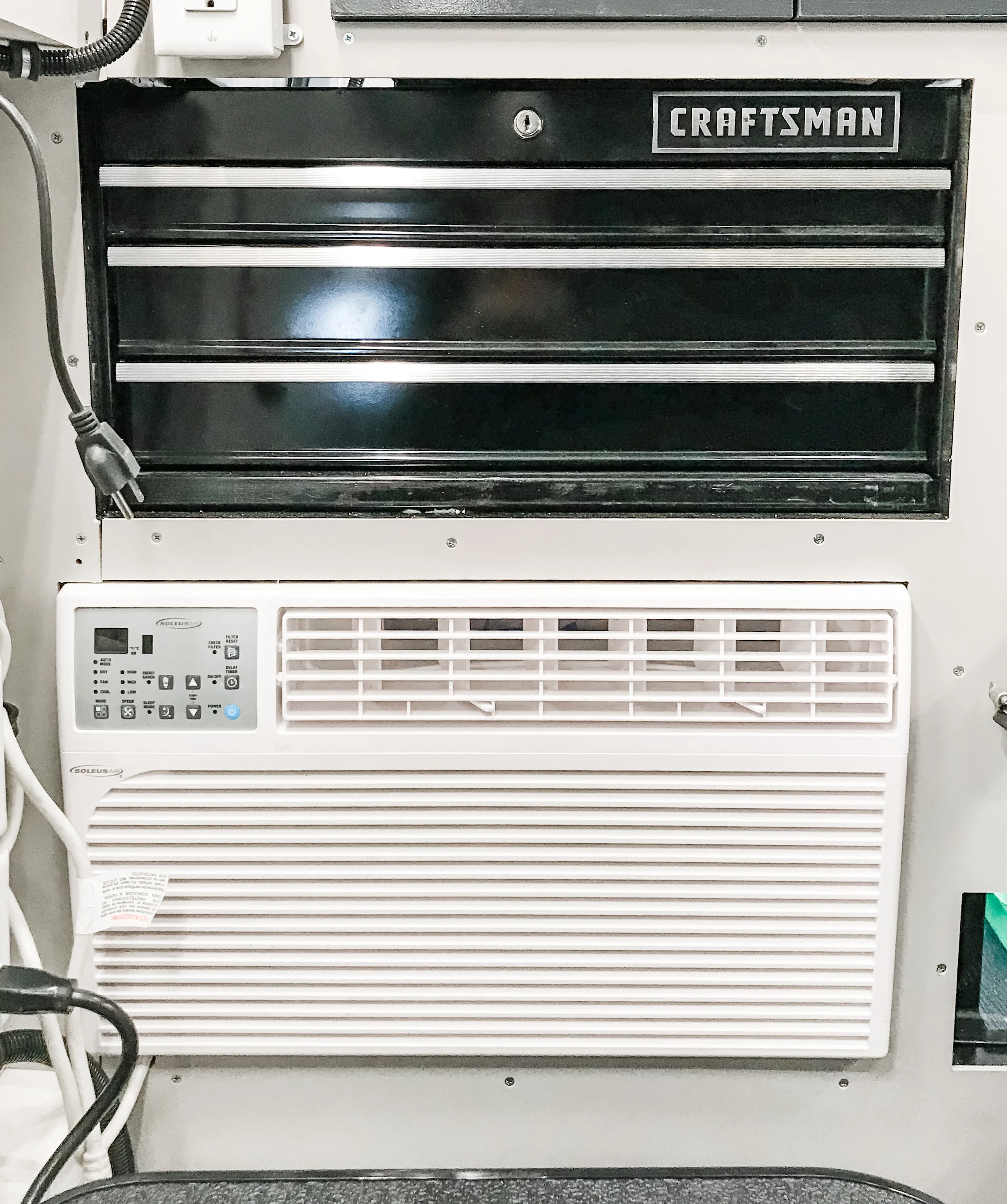 Air conditioning unit and toolbox