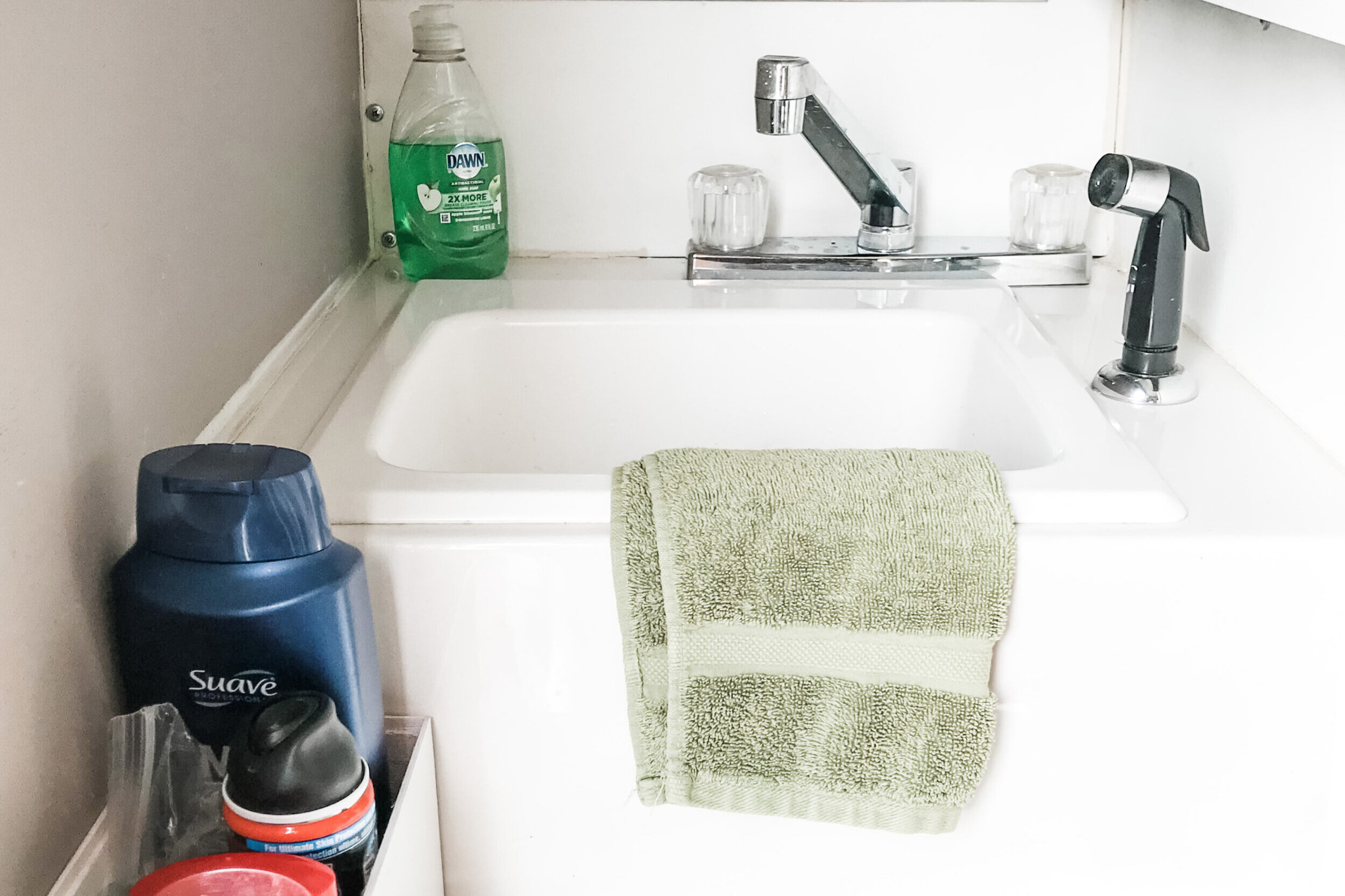 Kitchen/bathroom sink with running water