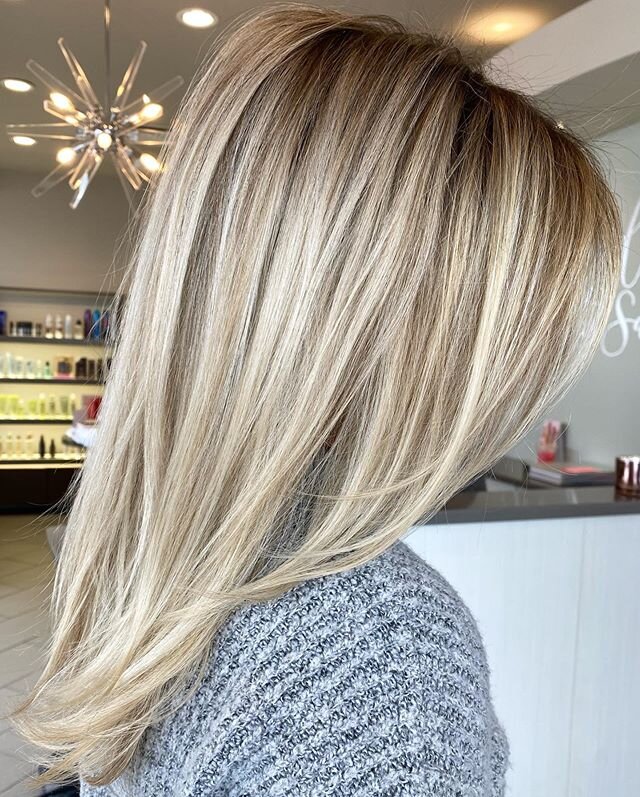 The softest of blondes for this sunny Wednesday morning☀️
By @alexandriancook .
.
.
.
.
#bumbleandbumble #aveda #alexandriasbeauty #littlebeauty #weddings #weddingsalon #upstatenysalon #beauty #alexandrias #balayage #babylights #teasylights #haircut 