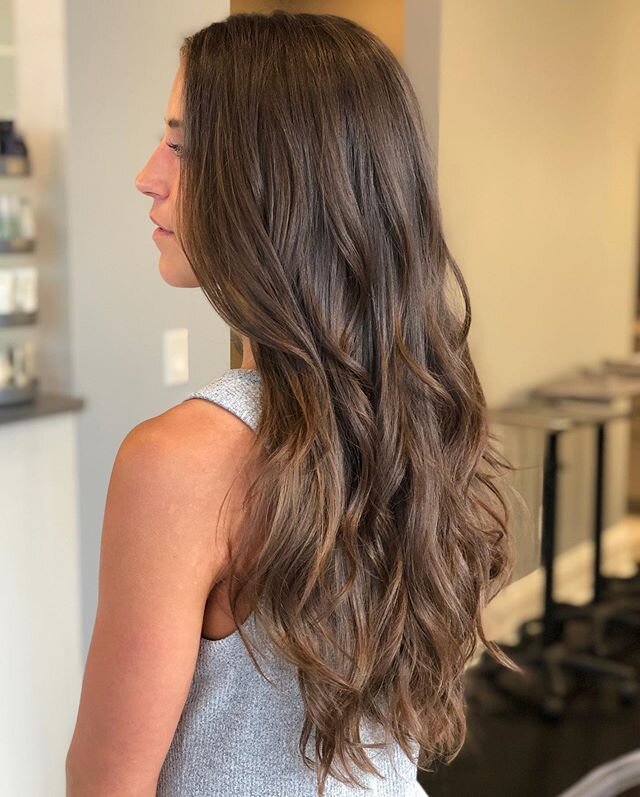 Beautiful hair by @robertthomsenhair on one of our favorite boss babes @lizasoftroy 💕 she is still open during this crazy time! So head to @mealeodelivery and order yourself some amazing food and support small business! .
.
.
.
.
#bumbleandbumble #a