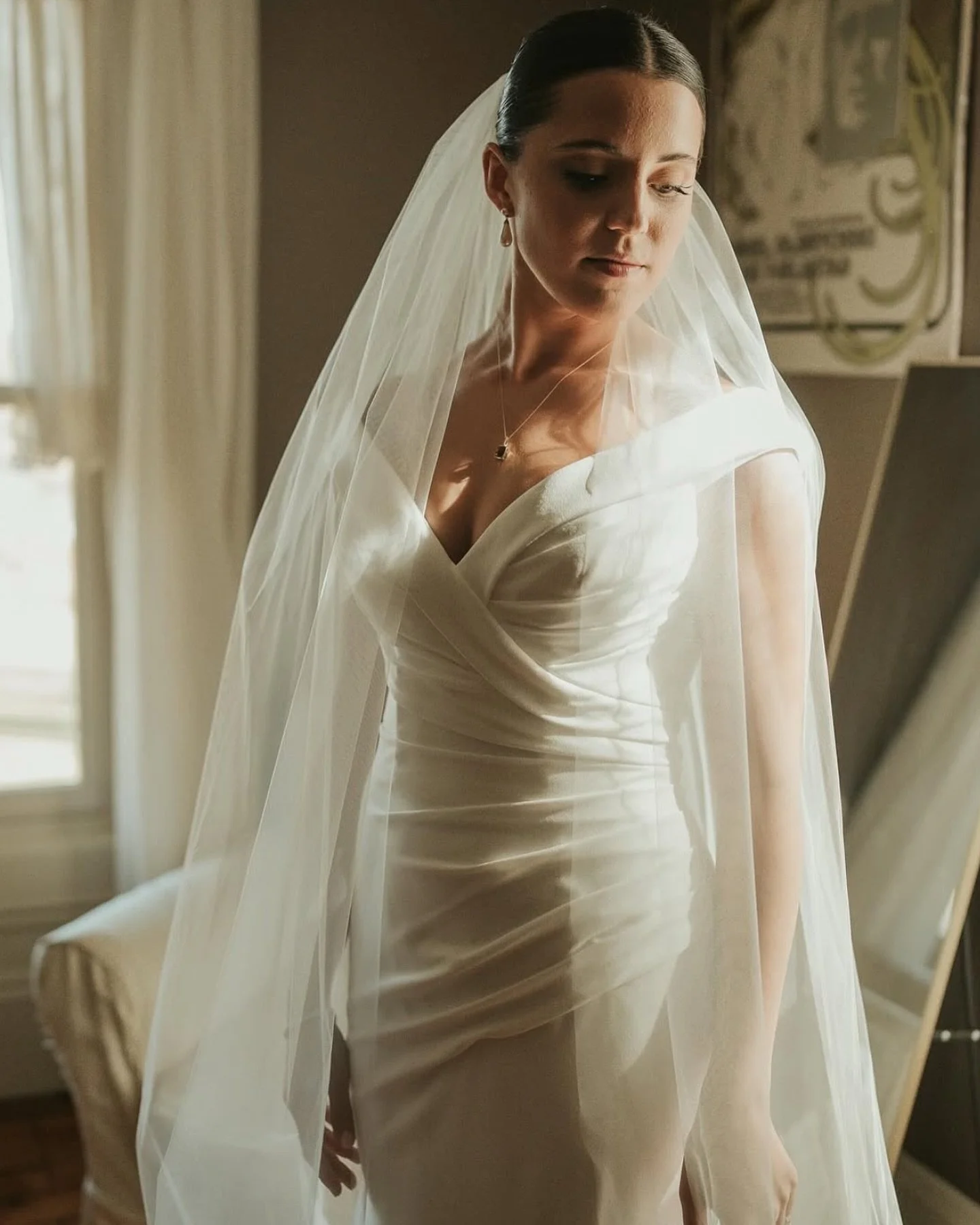 Timeless, stunning, beautiful bride 💫

📸: @mjcimage_