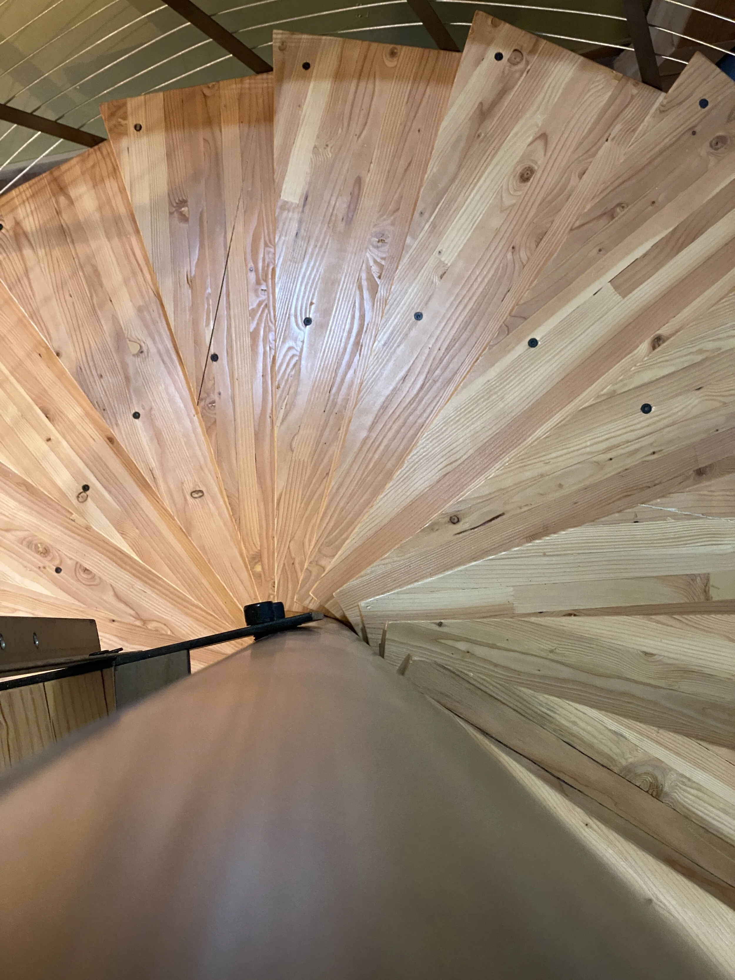 HUMMEL STAIR - Glulam beam steps with Walnut spacers, painted steel structure and Walnut railing with stainless steel cables