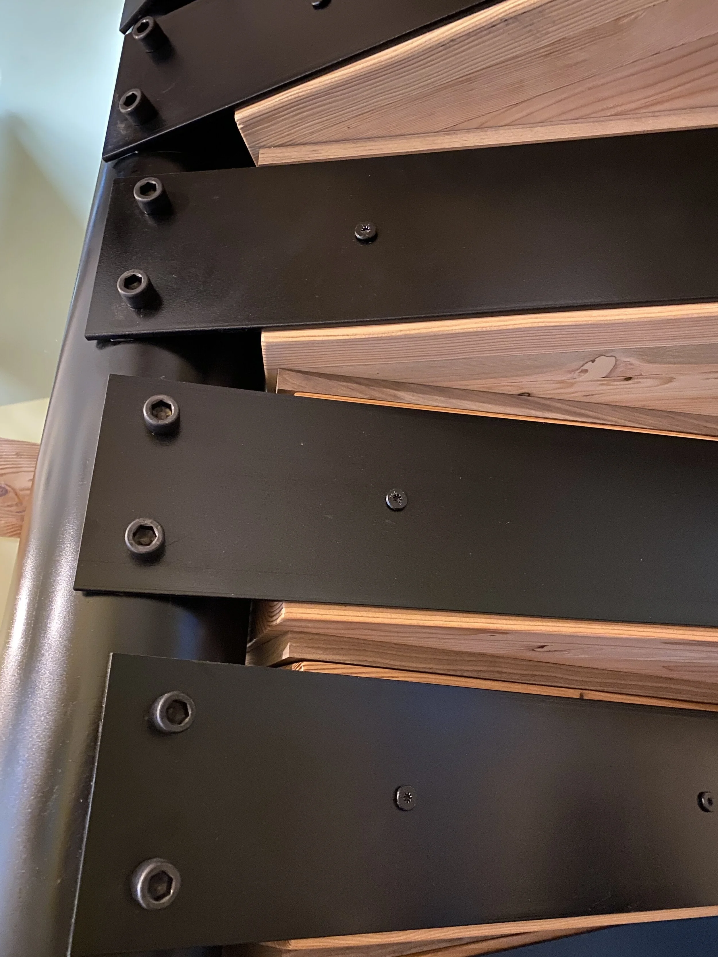 HUMMEL STAIR - Glulam beam steps with Walnut spacers, painted steel structure and Walnut railing with stainless steel cables