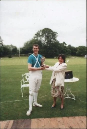 Jenny Grose-Hodge presents Lavradio trophy to Jerry Melville 1994