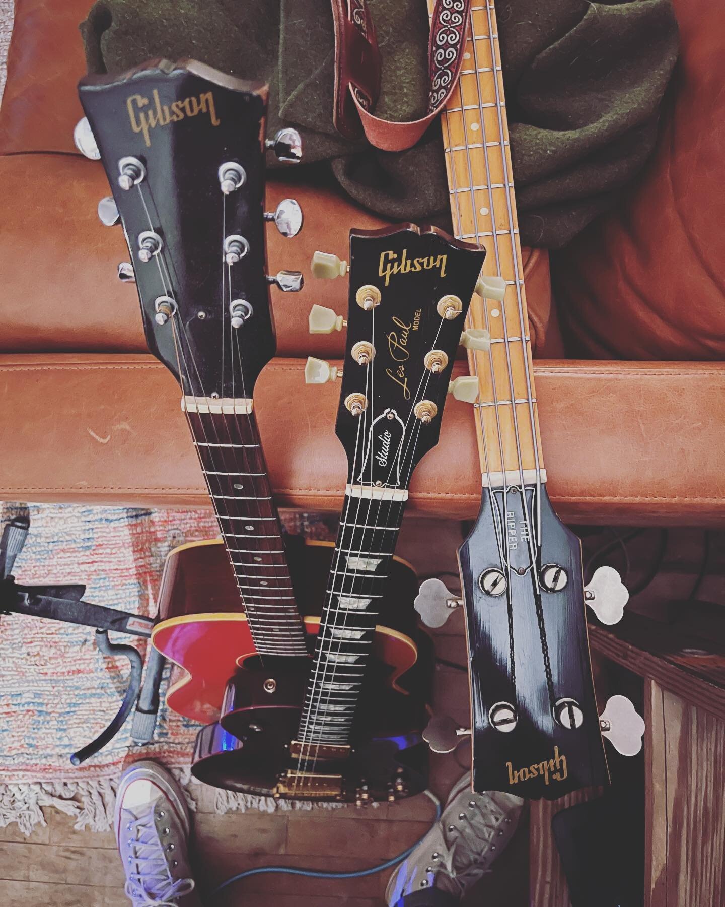 The most iconic headstock. No better feeling than playing, and looking down the neck as you jam along and see the Gibson logo. And only in those times do I forgive you for putting two of the four tuners on my Ripper backwards.  #gibsonguitars #gibson